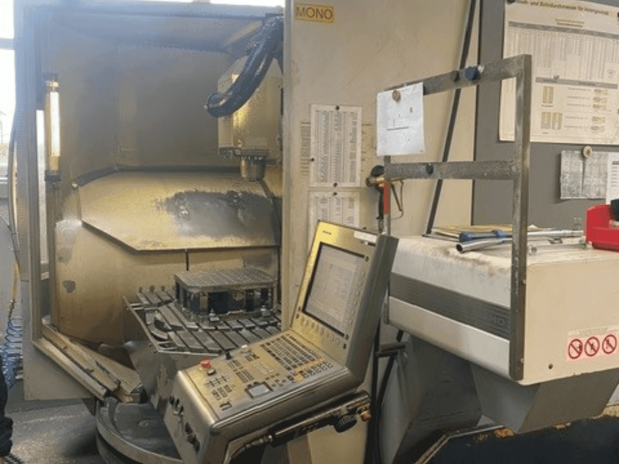 Masina DECKEL MAHO DMU 80 monoBLOCK simultan   eestvaade