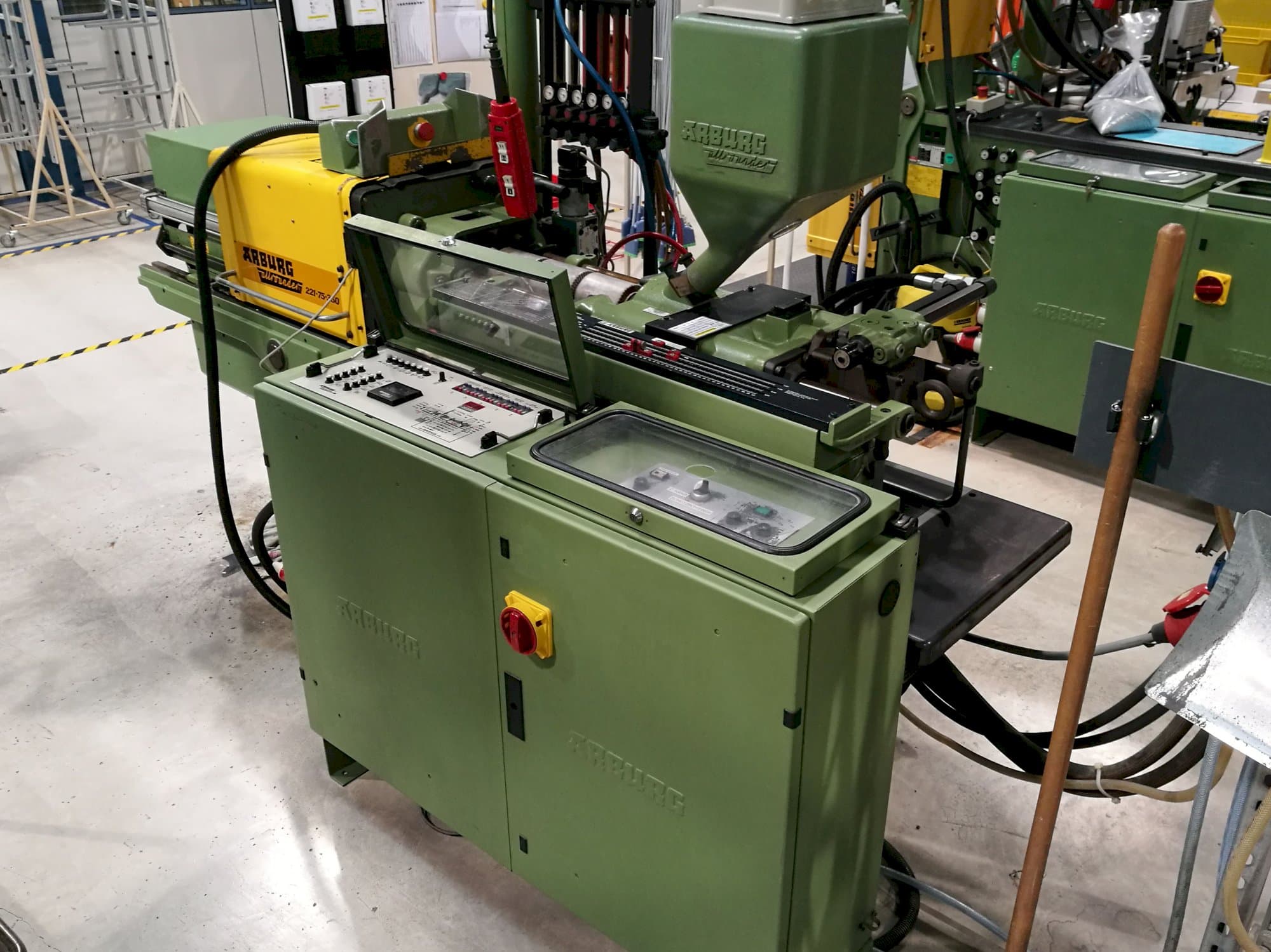 Masinavaade Arburg Allrounder 221-75-350   paremalt