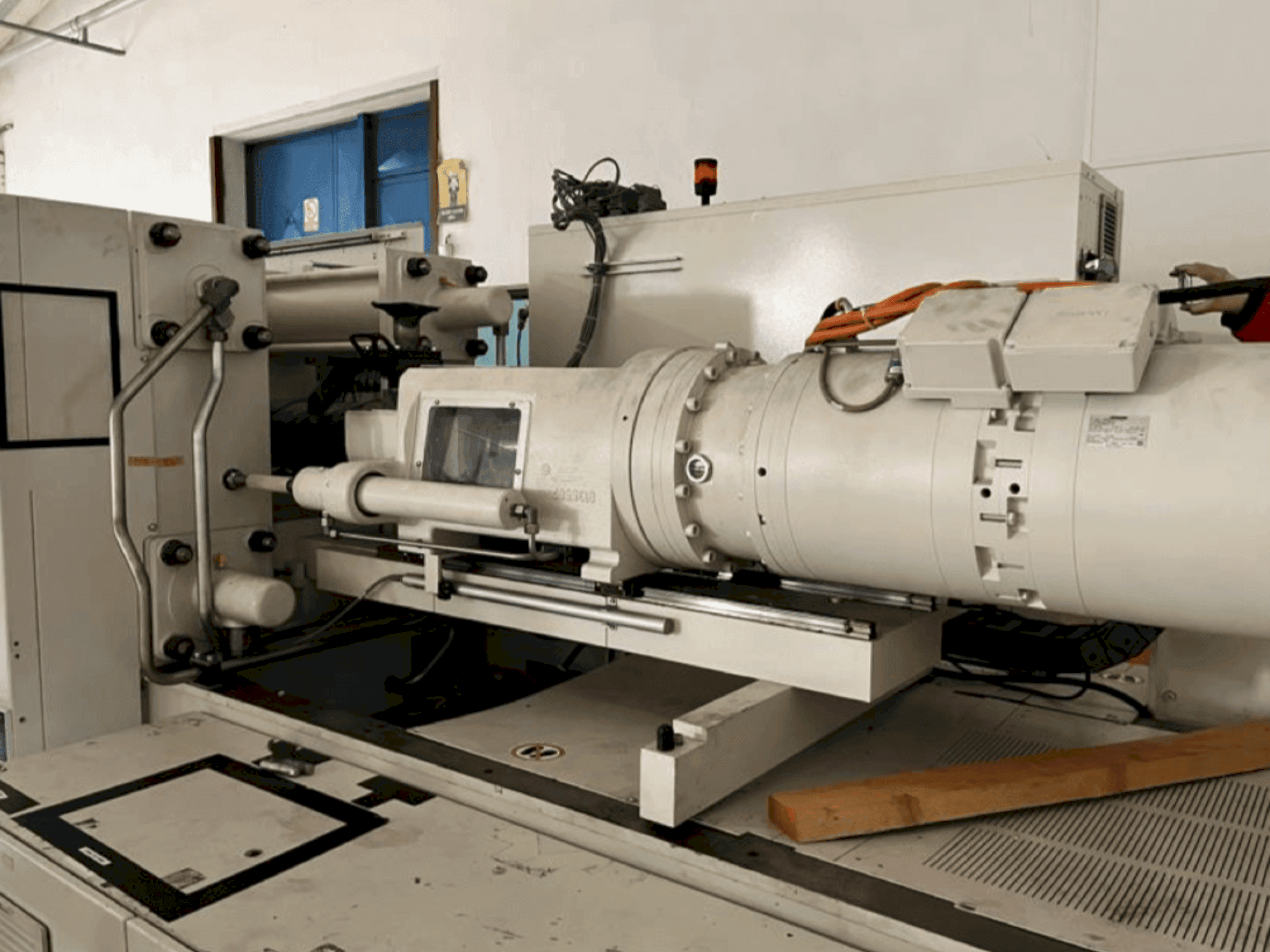 Masina Krauss Maffei 200-750 CX   eestvaade