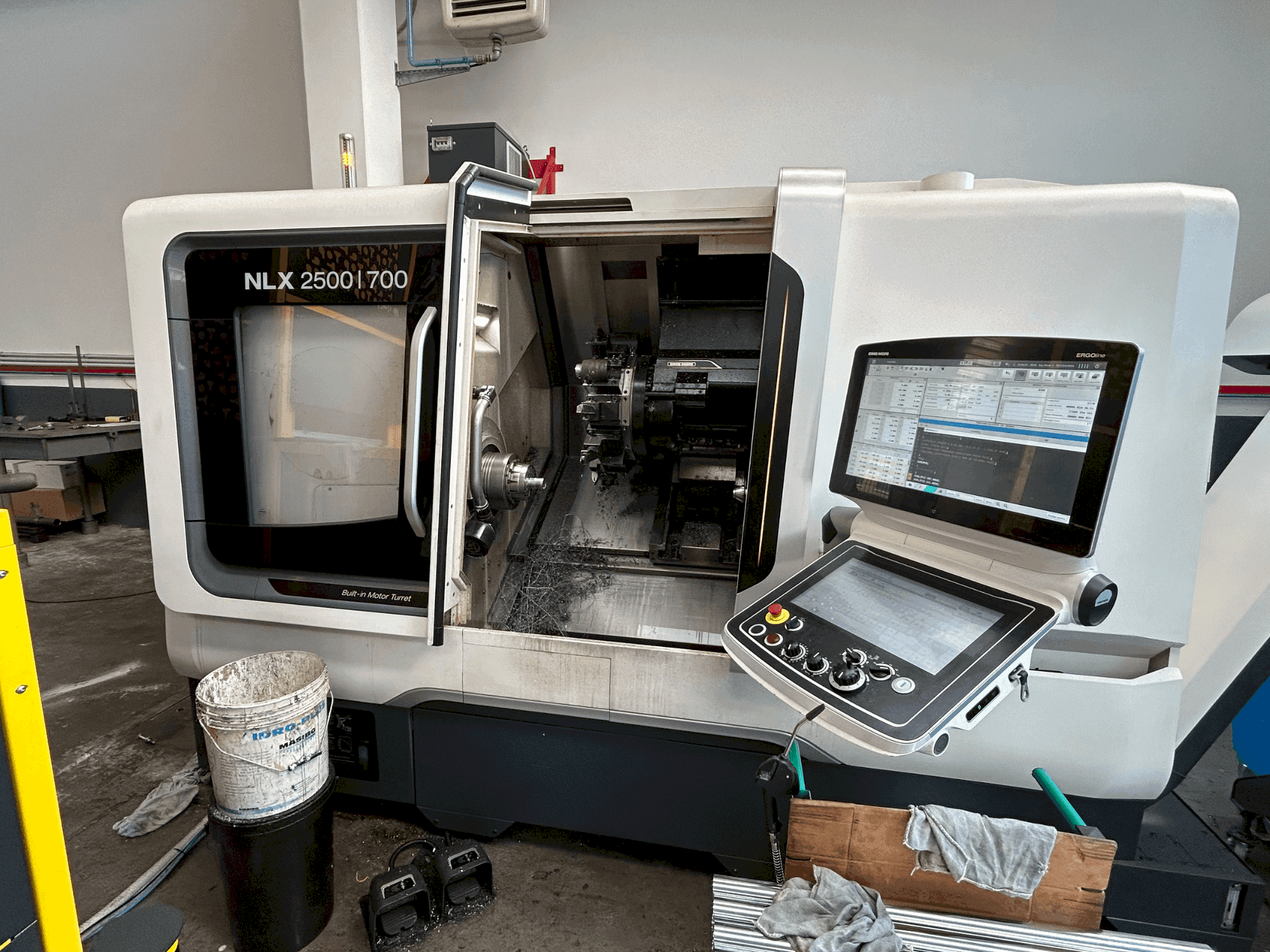 Masina DMG MORI NLX 2500 Y / 700   eestvaade