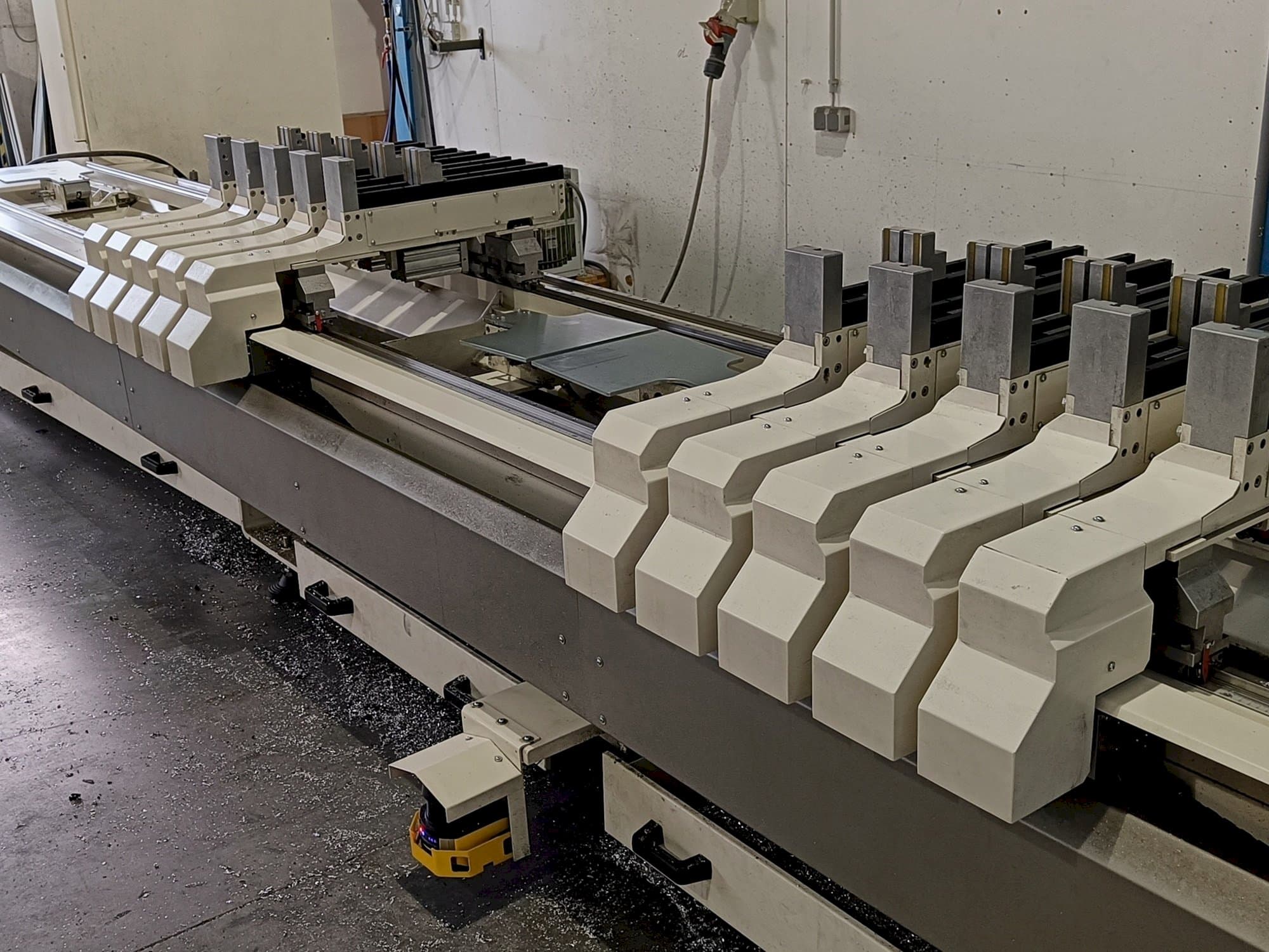 Masina MECAL MC 304 Ariel 5 MDT   eestvaade