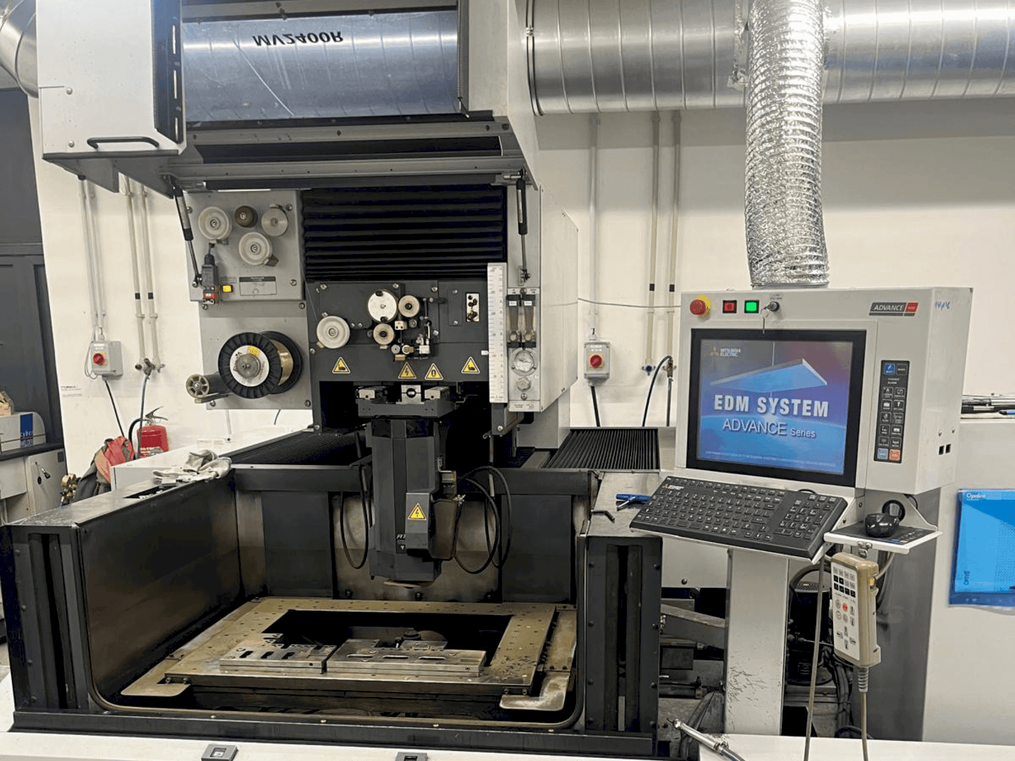 Masina Mitsubishi MV2400 R   eestvaade