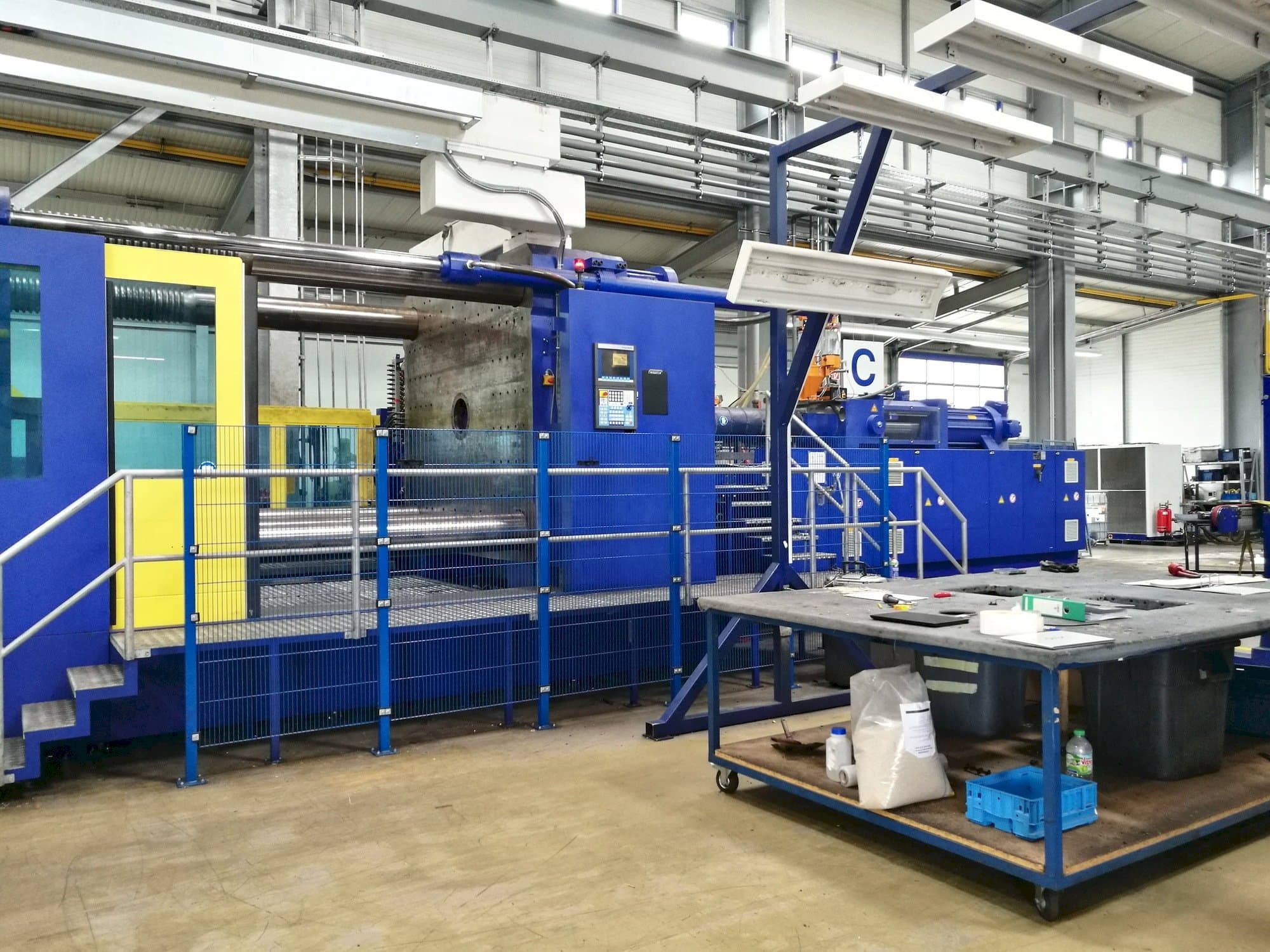 Masina Krauss Maffei 2300-12000 MX   eestvaade