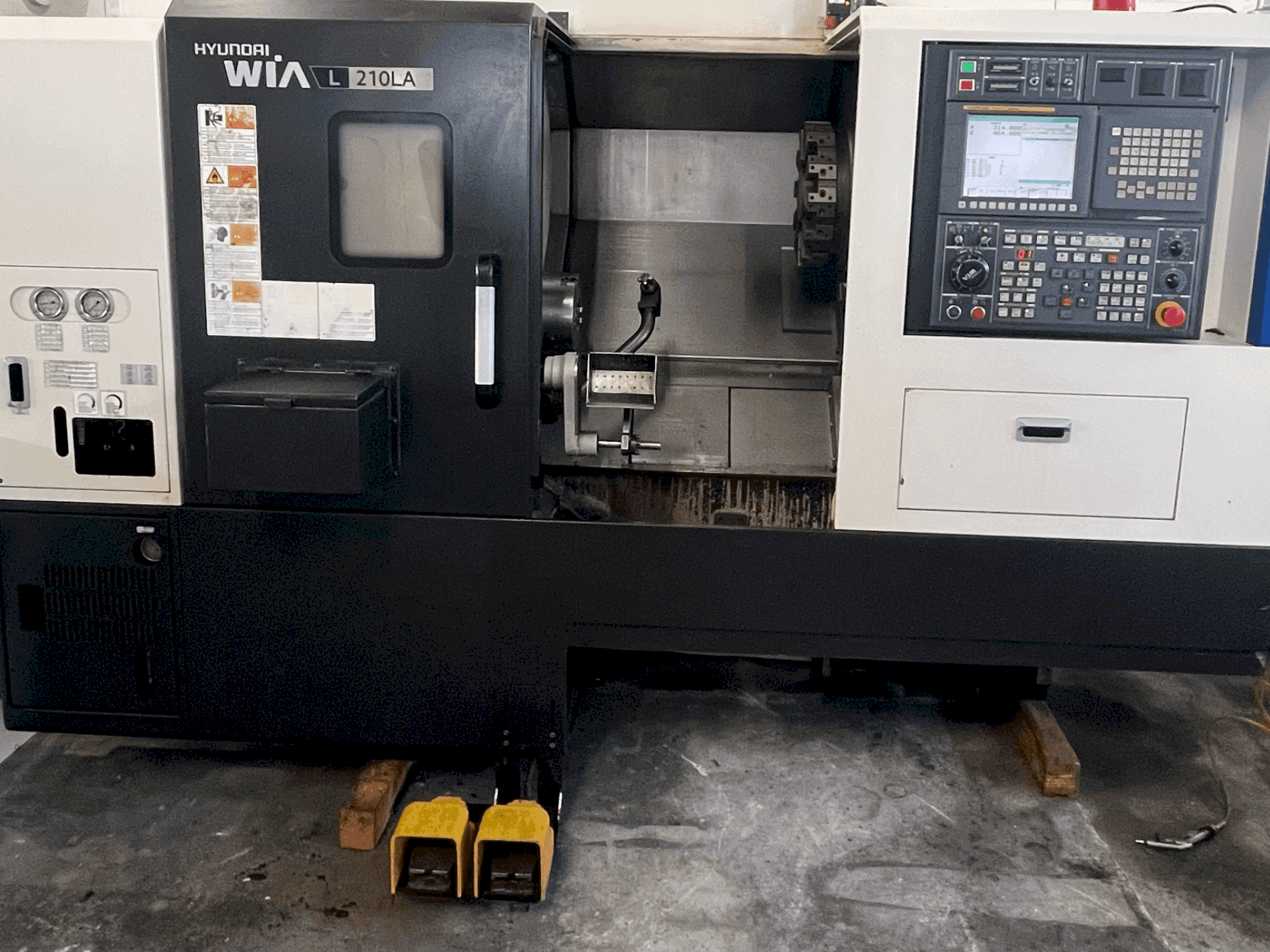 Masina HYUNDAI KIA L 210LA   eestvaade