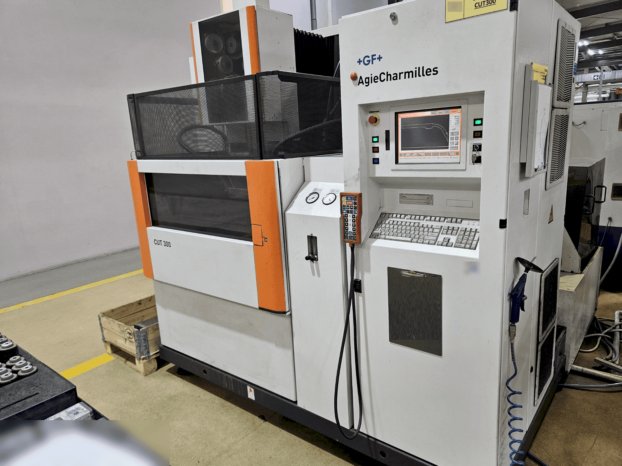 Masina AgieCharmilles CUT 300   eestvaade