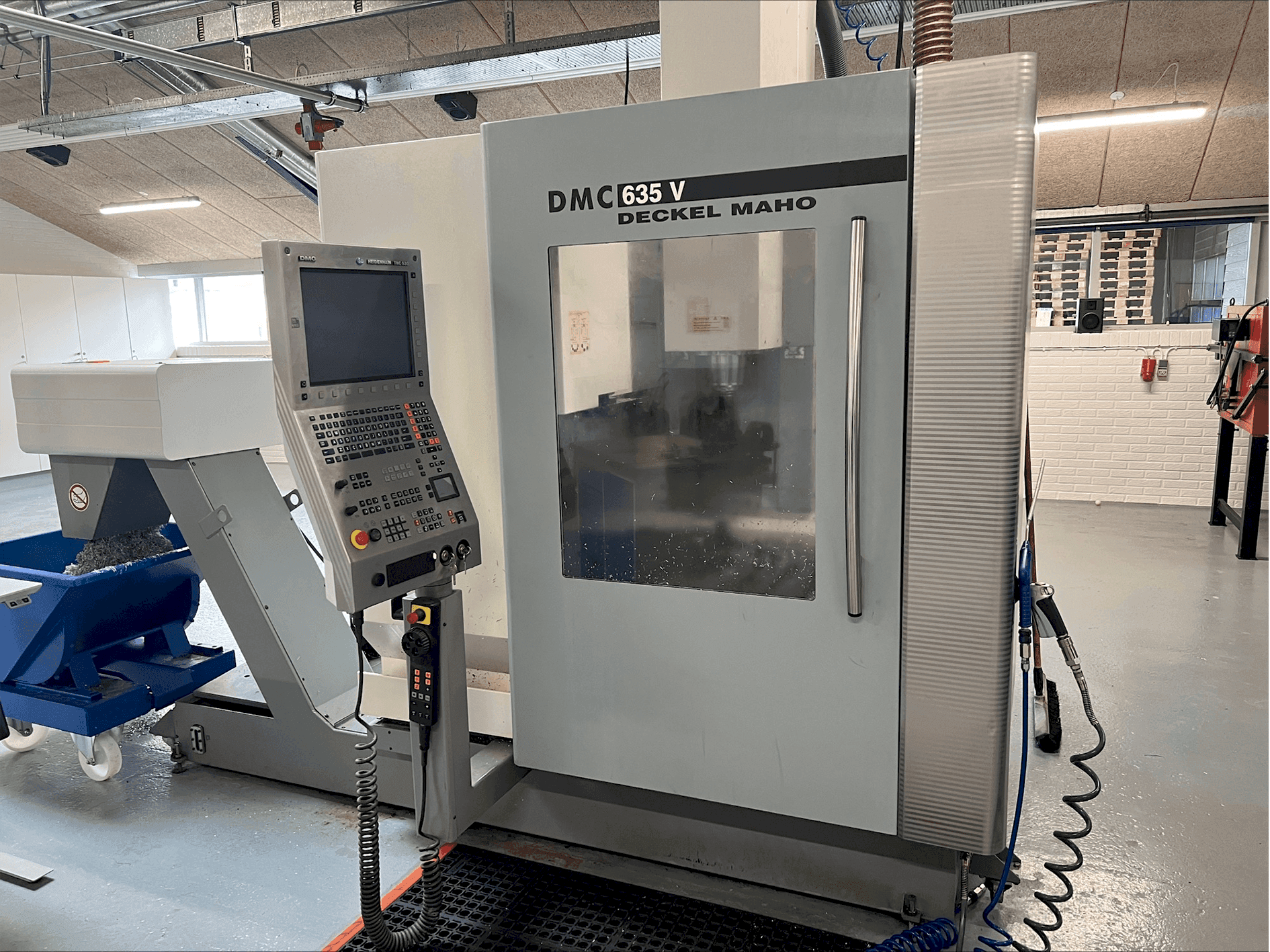 Masina DMG MORI DMC 635V   vasaku külje vaade
