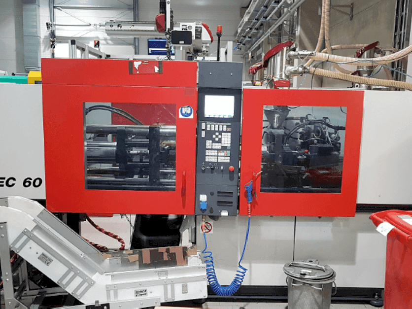 Masina FERROMATIK MILACRON 600-355 K-TEC   eestvaade