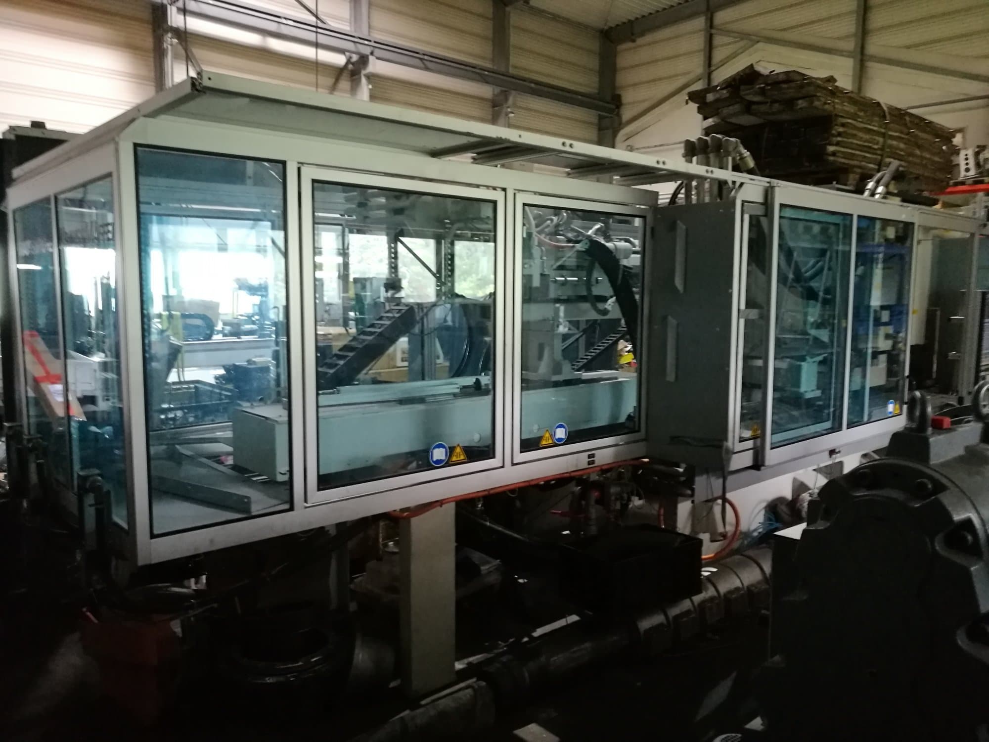 Masina Krauss Maffei 280-700-700 C3 Twin   eestvaade