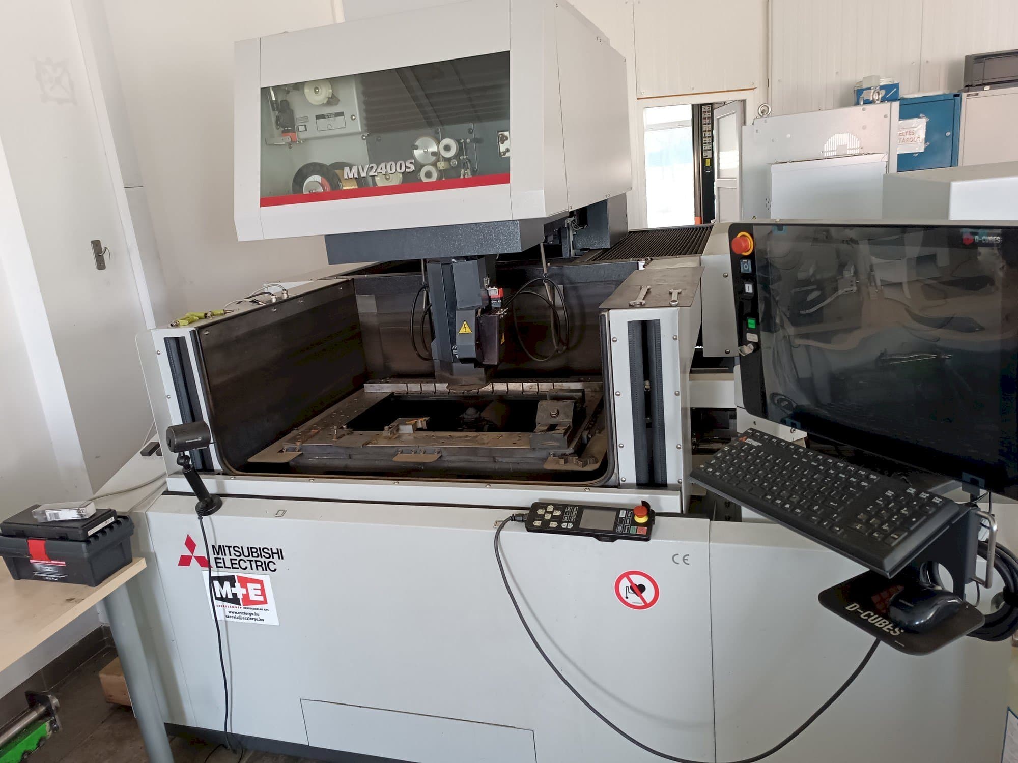 Masina Mitsubishi MV2400S   eestvaade