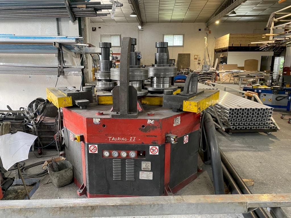 Masina Tauring Alfa 200 eestvaade