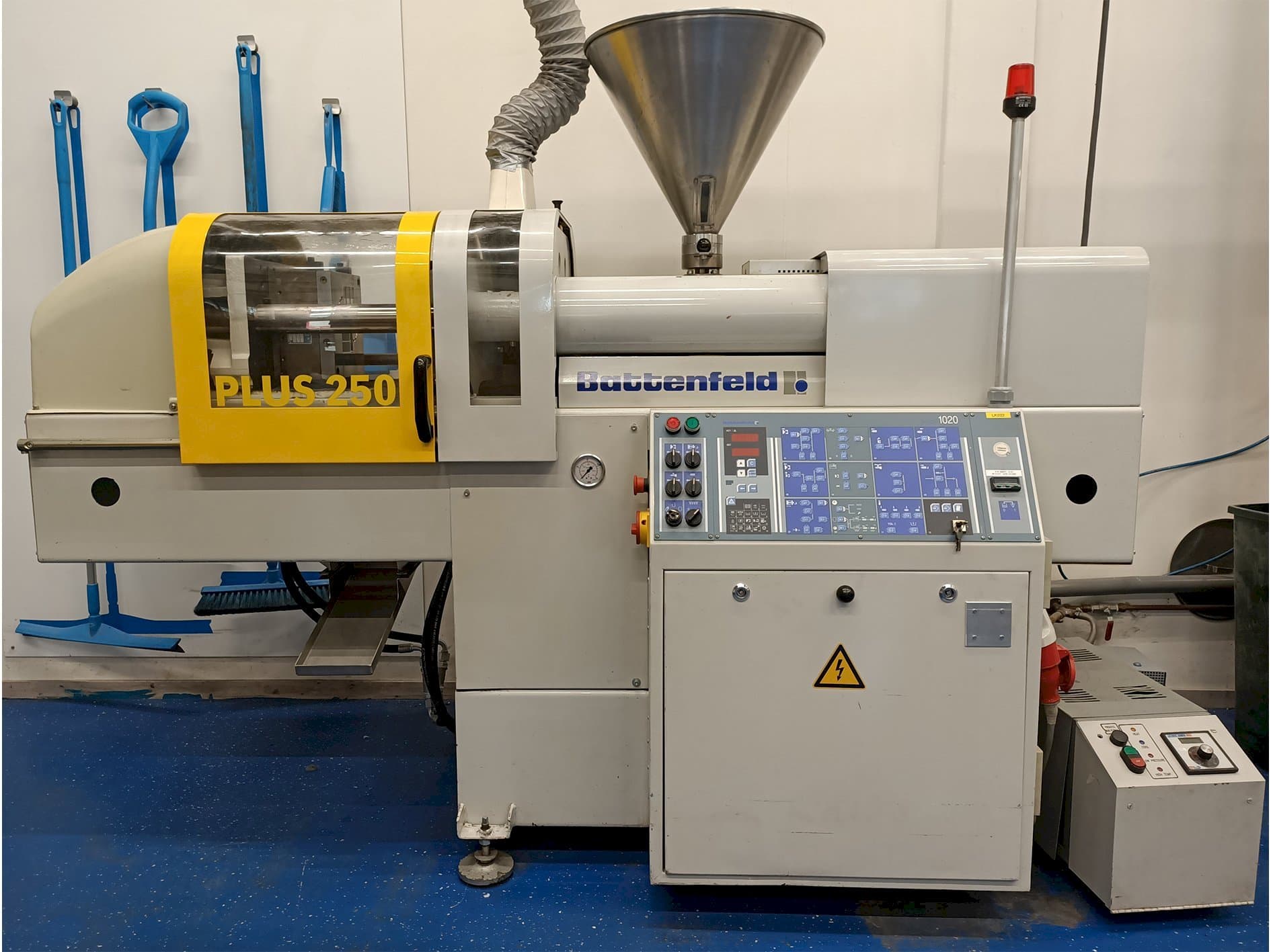 Masina Battenfeld PLUS 250/50   eestvaade