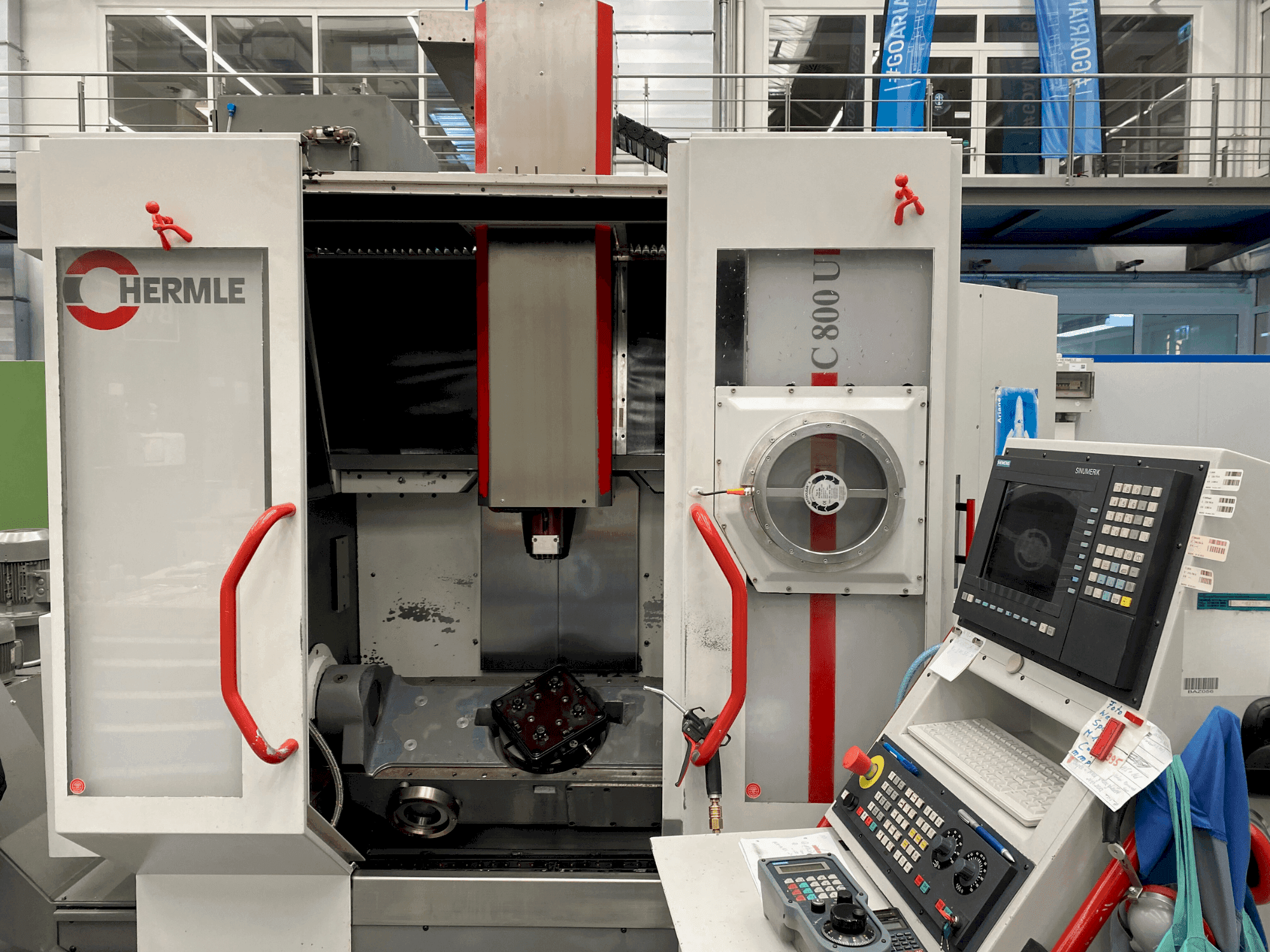 Masina HERMLE C800 U   eestvaade