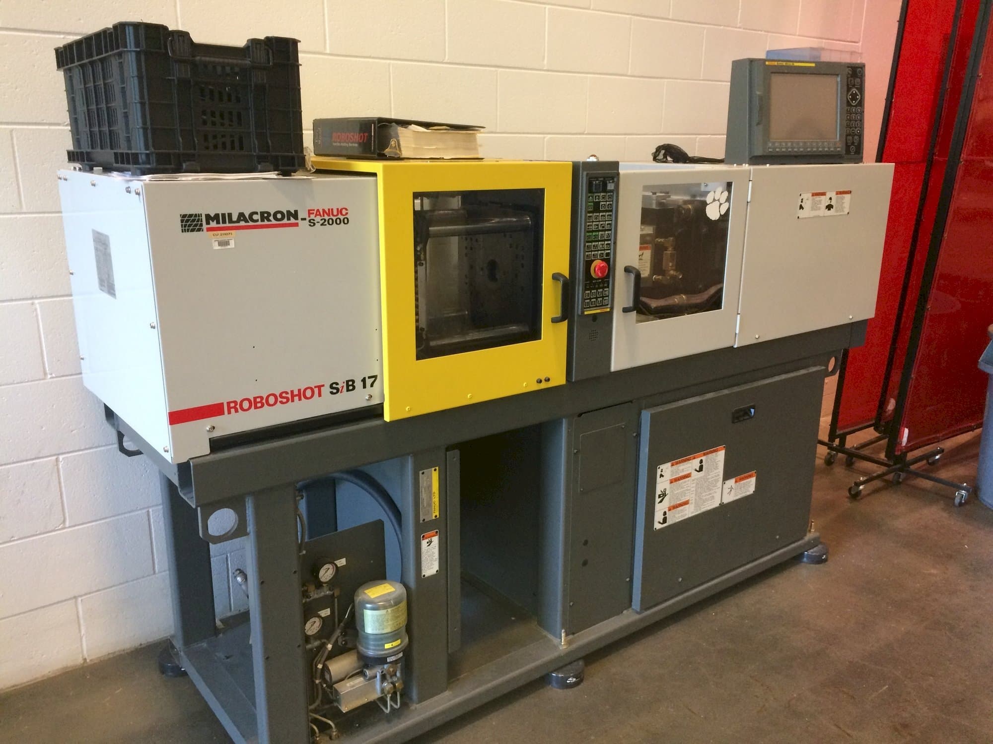 Masina Milacron Roboshot S-2000i15A   eestvaade