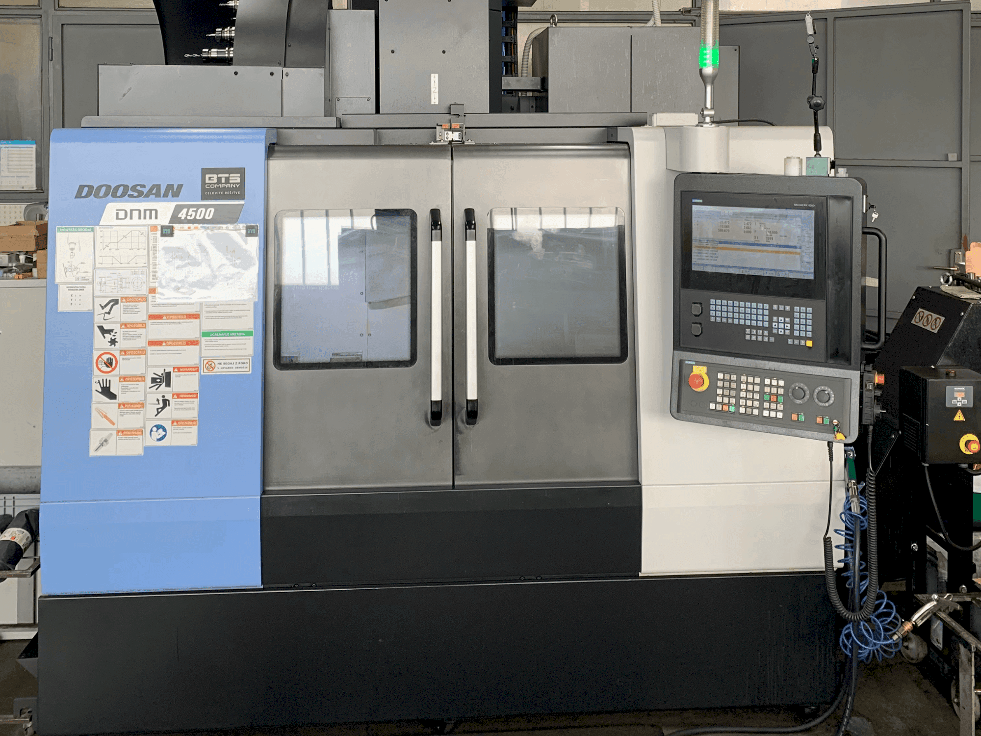 Masina DOOSAN DNM 4500   eestvaade