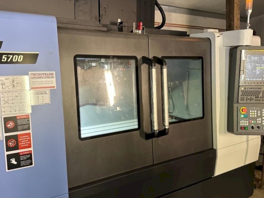 Masina DOOSAN DNM 5700   eestvaade