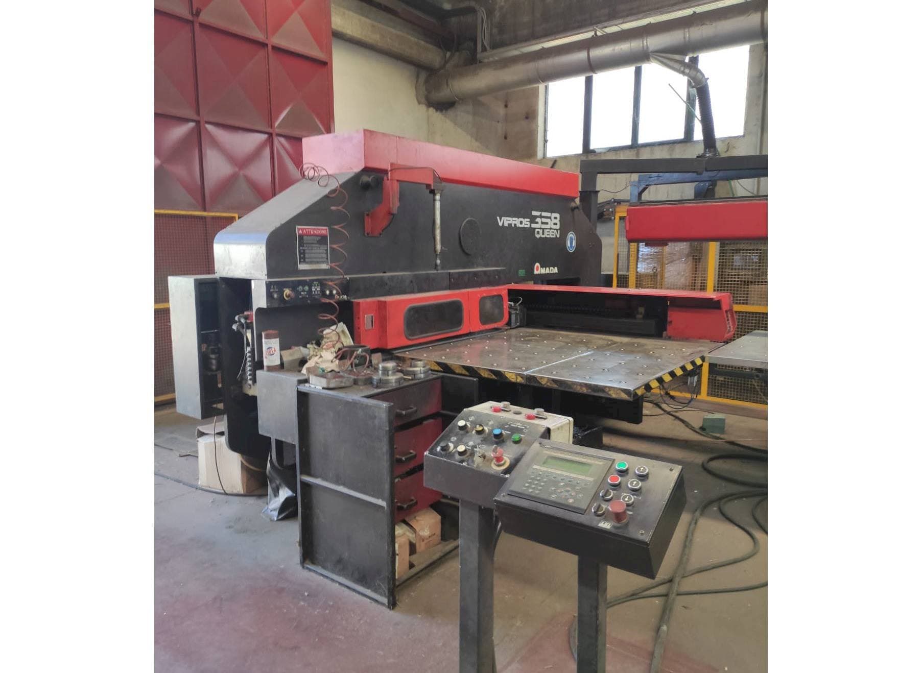 Masina AMADA VIPROS 358   eestvaade