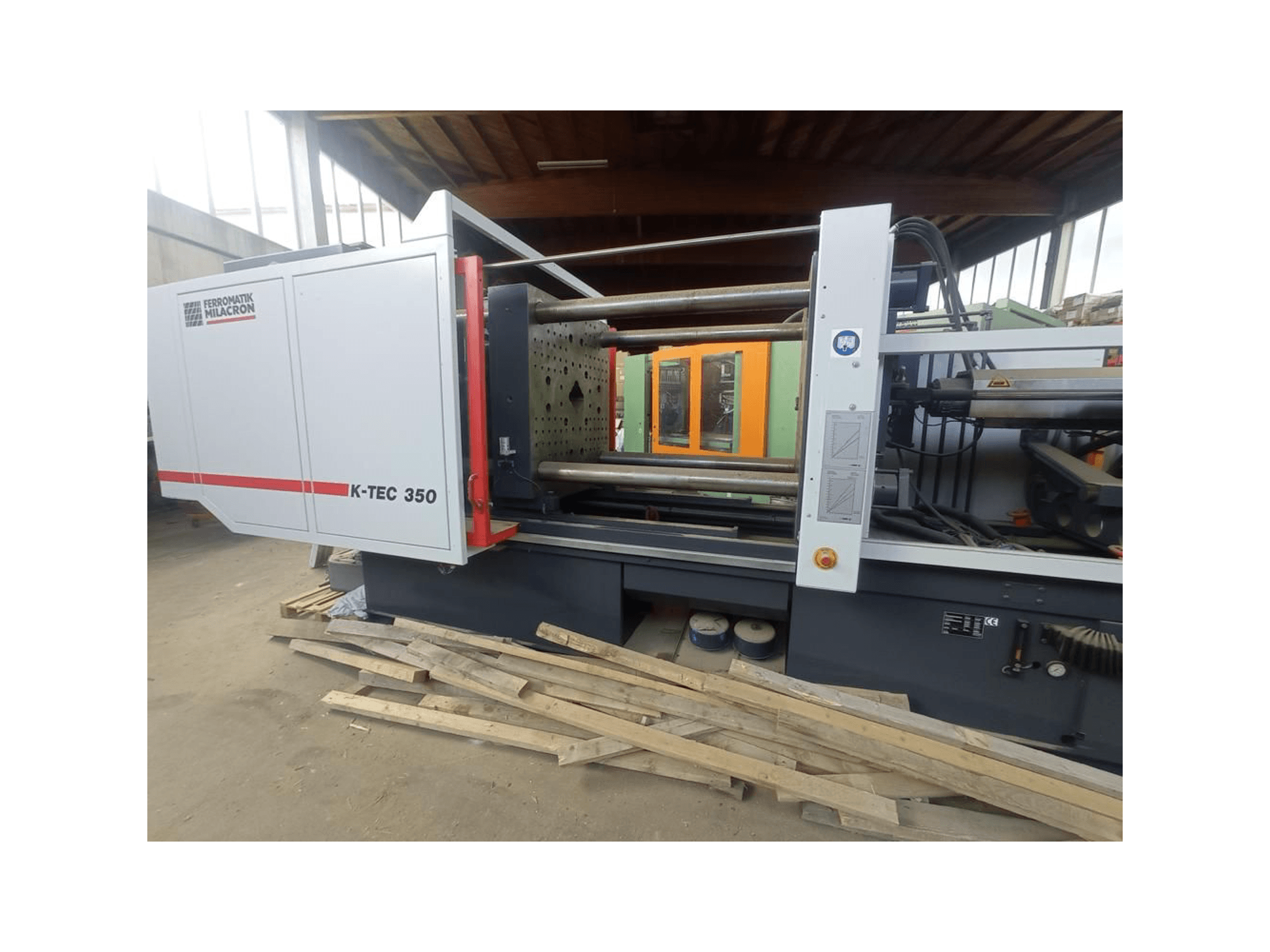 Ferromatik Milacroni K-TEC 350 küljelt vaadatuna, mis näitab selle keerukaid masinaid ja juhtimisseadmeid.