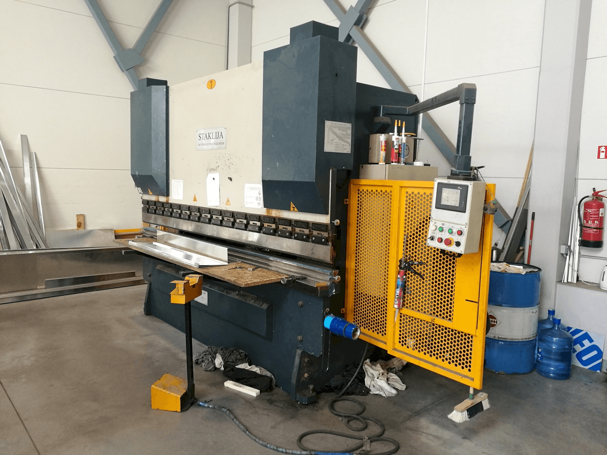 Masina Staklija WC67K-100x3200 eestvaade