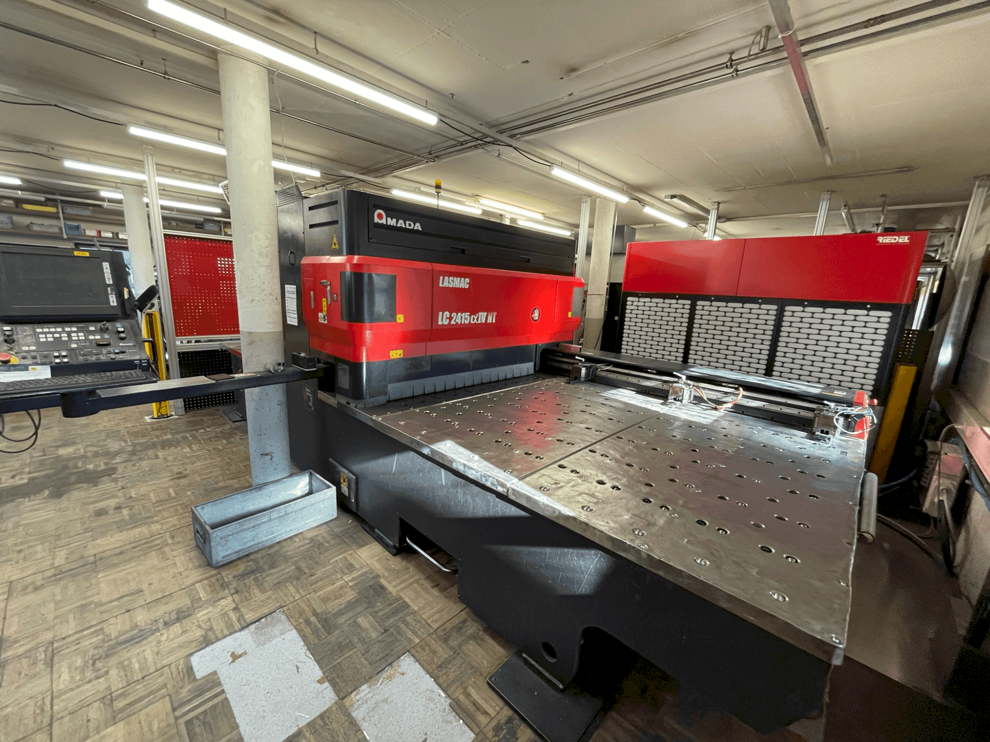 Masina AMADA LC 2415 α-IV NT eestvaade