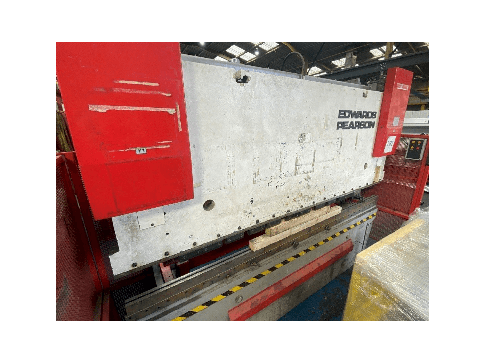 Masina EDWARDS PEARSON PR6 100/3100 eestvaade