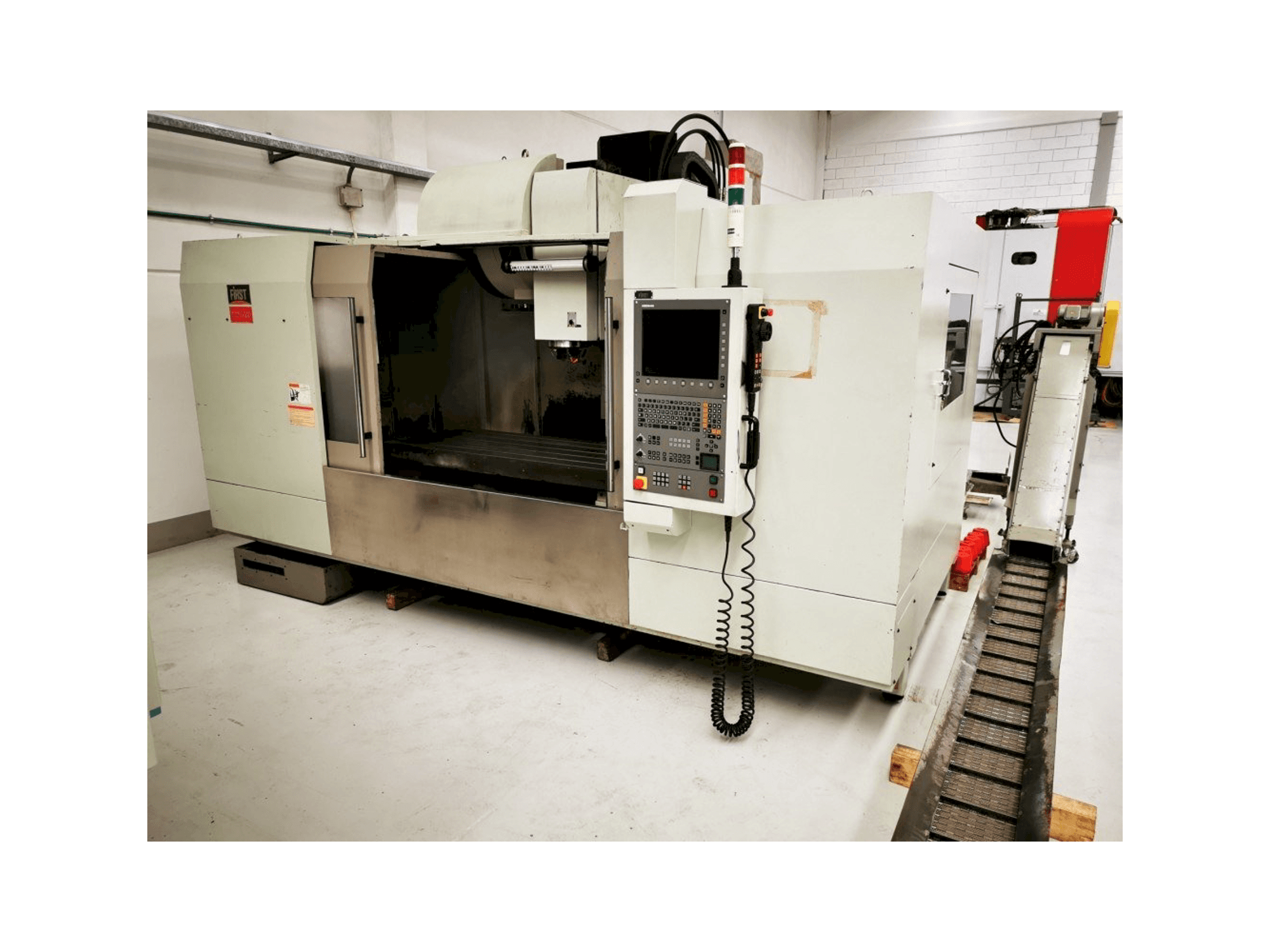 Masina FIRST MCV 1500 eestvaade