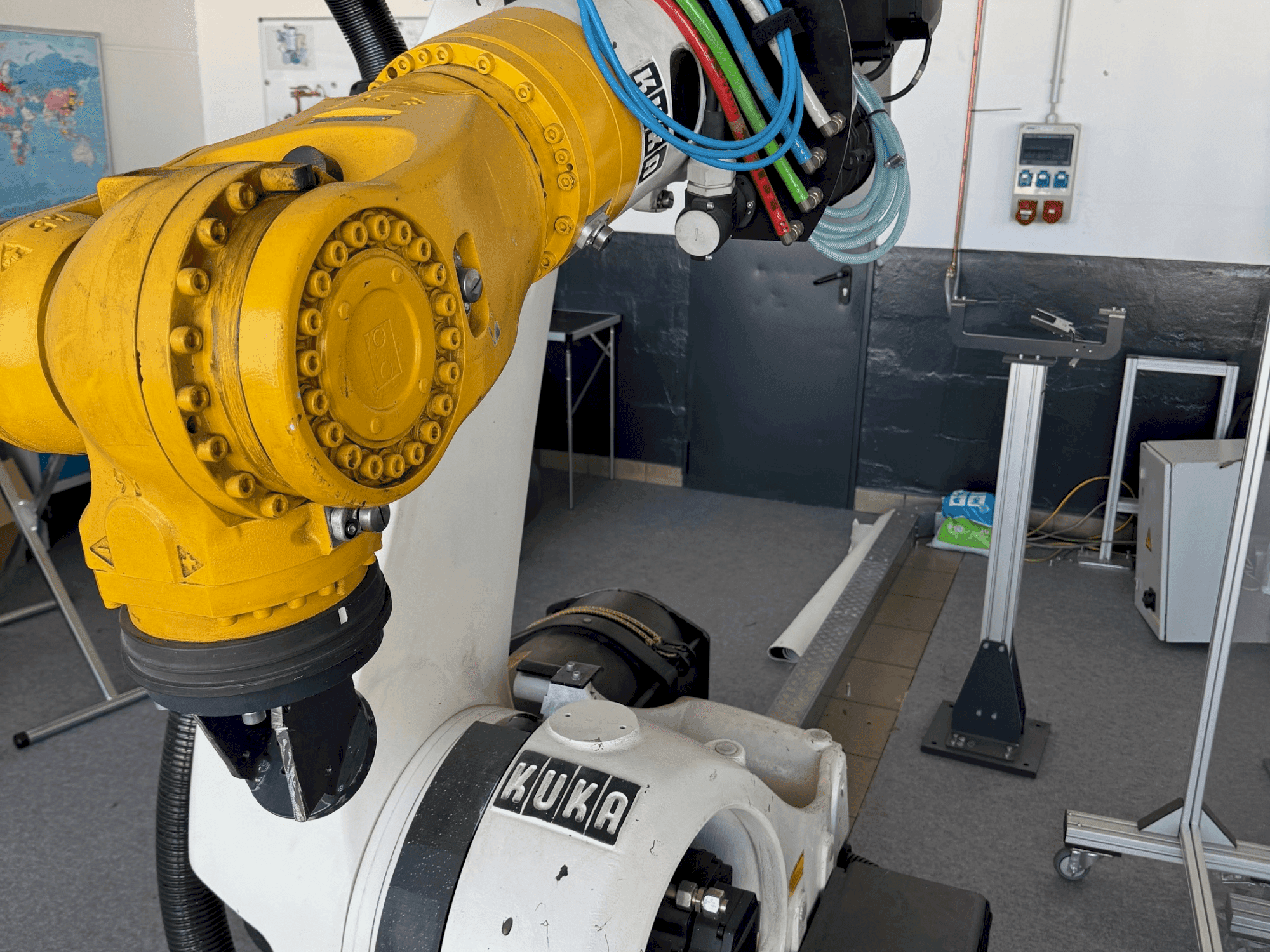 Masina KUKA KR210 2000-2 eestvaade