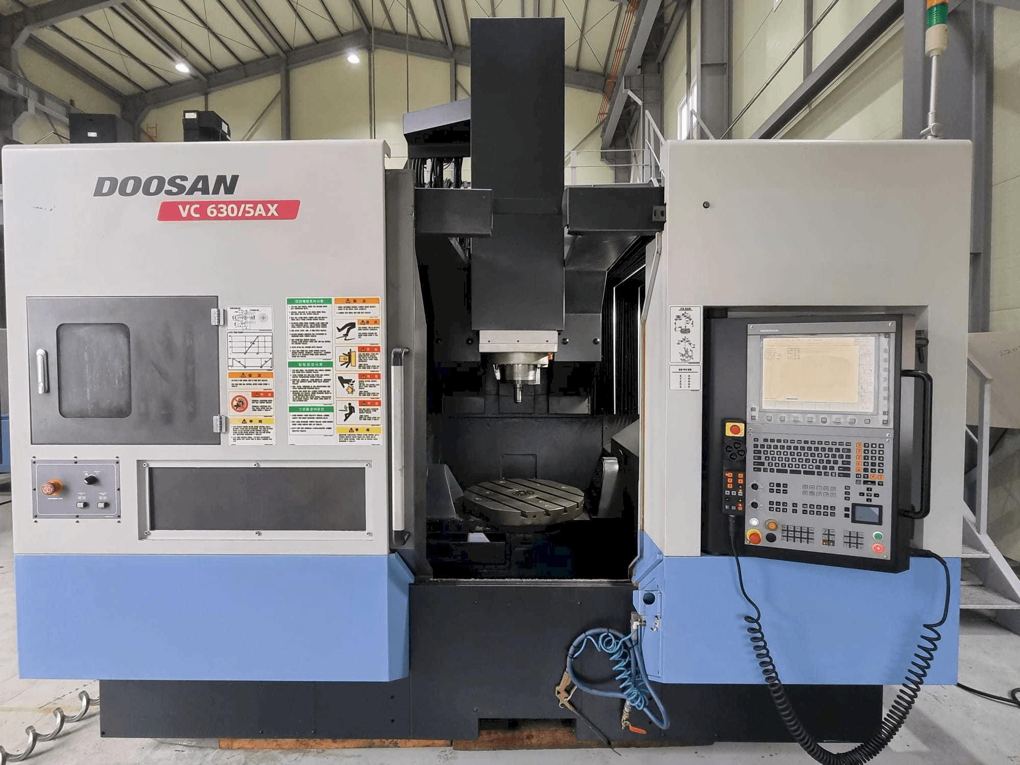 Masina Doosan VC630/5AX eestvaade