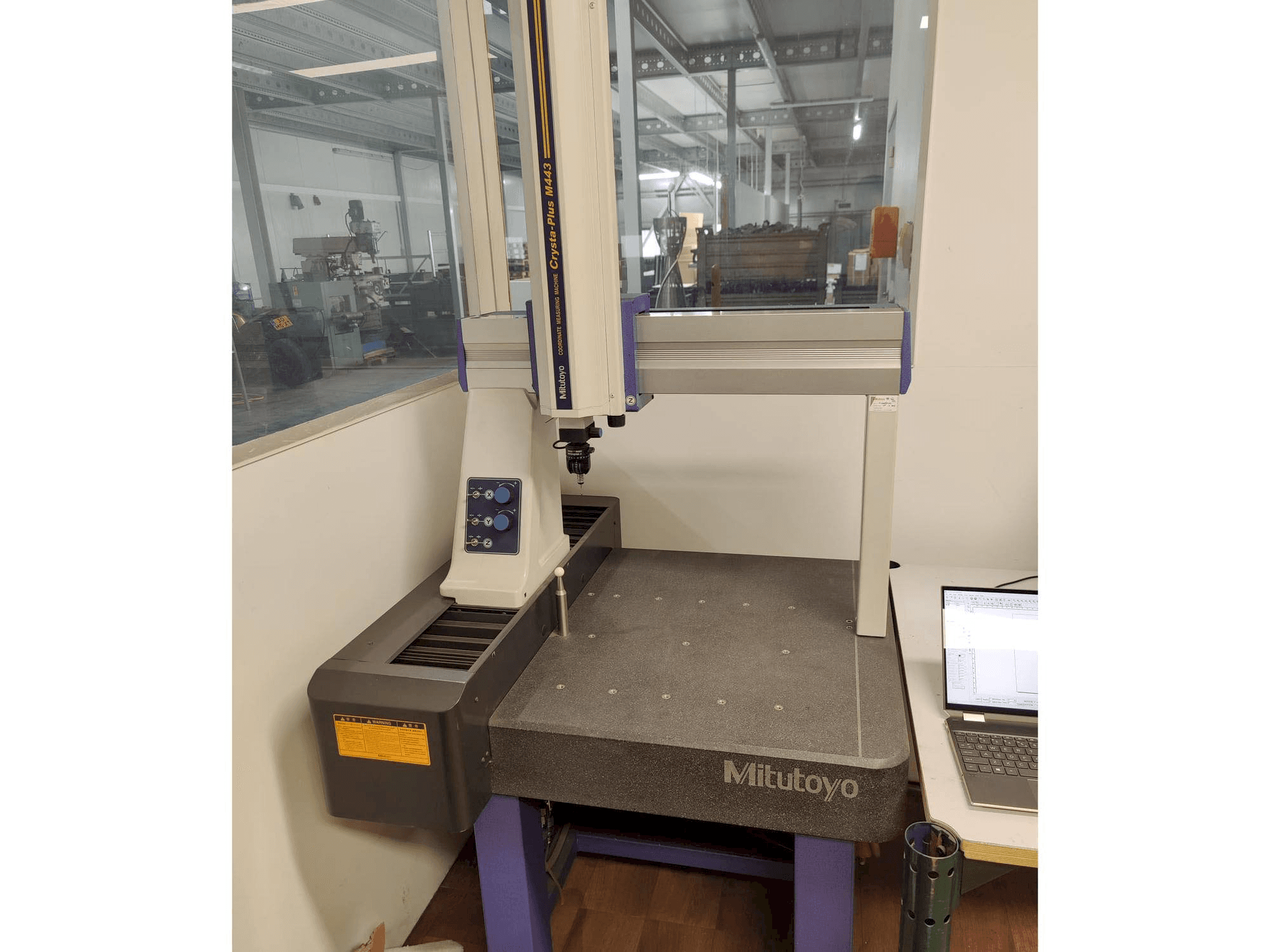 Masina Mitutoyo Crysta-Plus M443 eestvaade