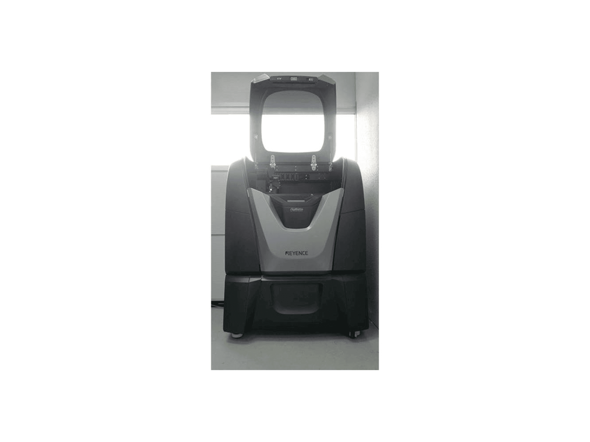 Masina KEYENCE Agilista-3200W eestvaade