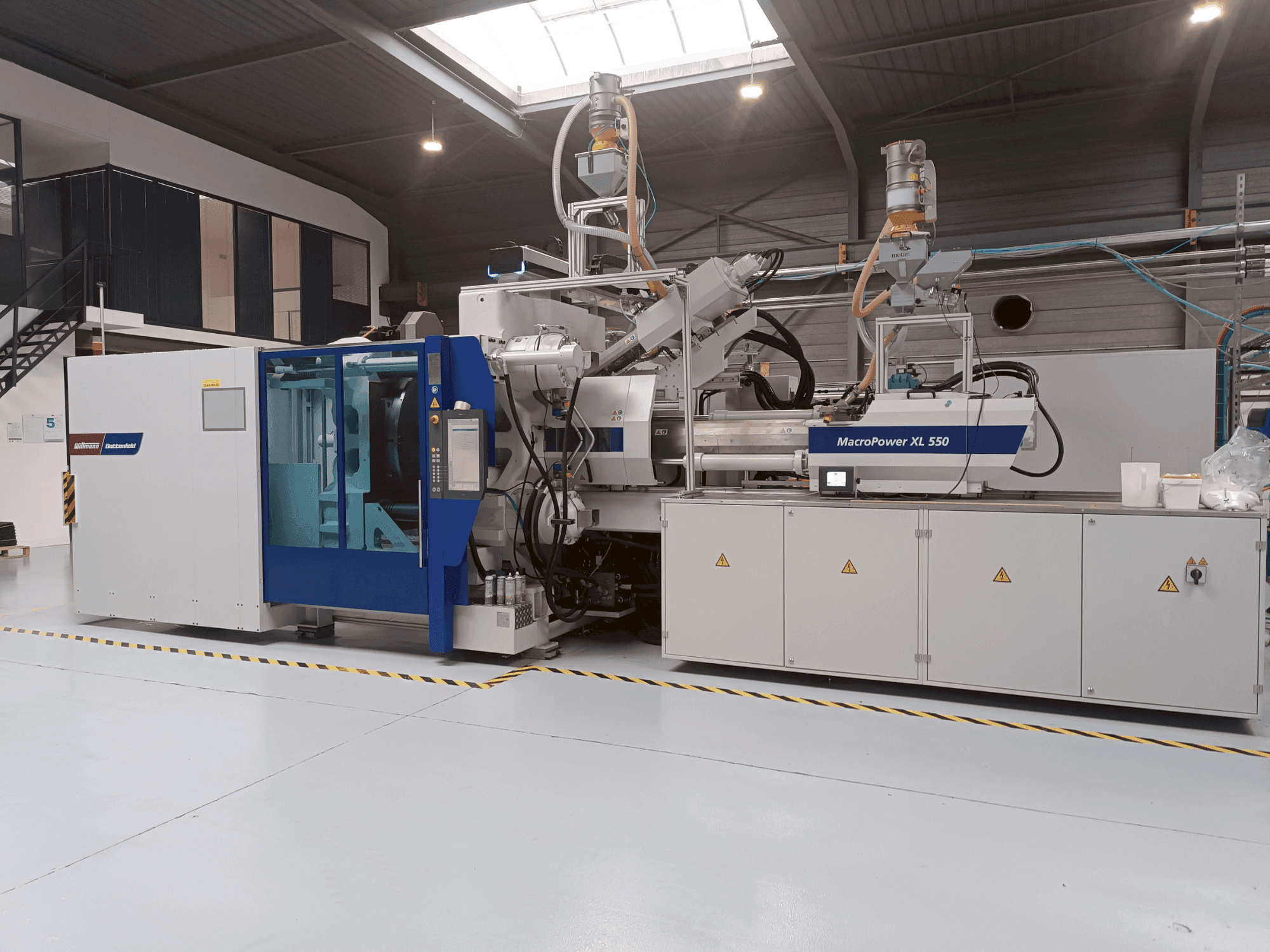 Masina Battenfeld MacroPower 550XL 2250H-350S 3K eestvaade