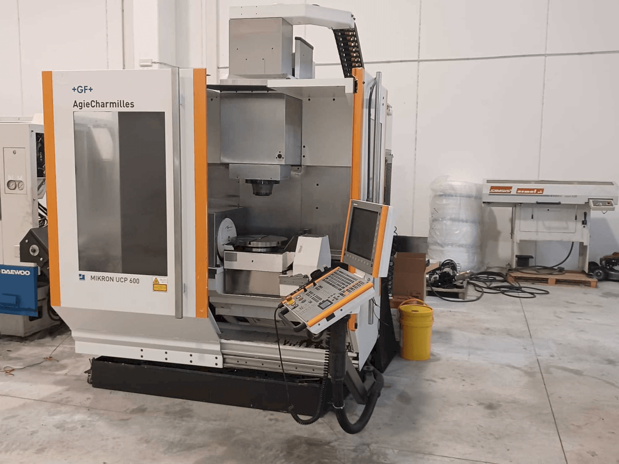 Masina AgieCharmilles Mikron UCP 600 eestvaade