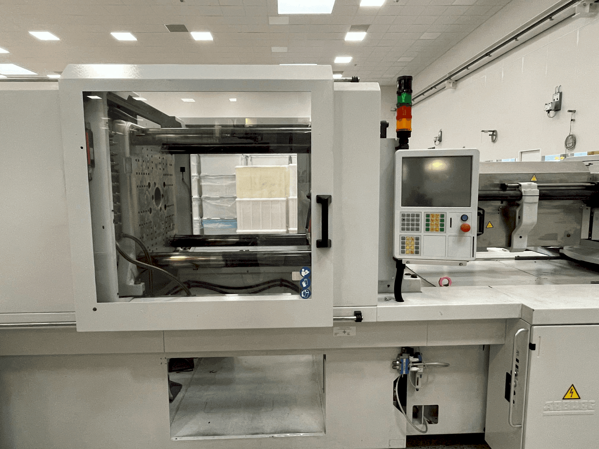 Masina Arburg Allrounder 570 H 2000-1300 eestvaade