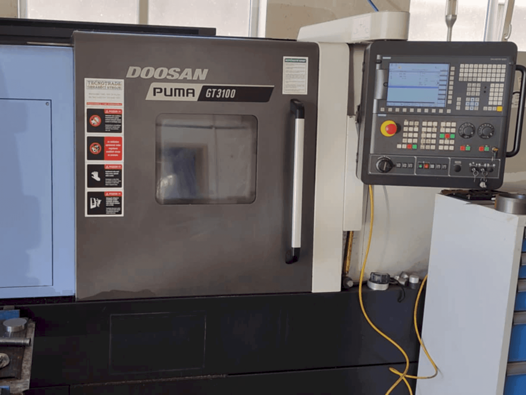 Masina DOOSAN Puma GT3100 eestvaade
