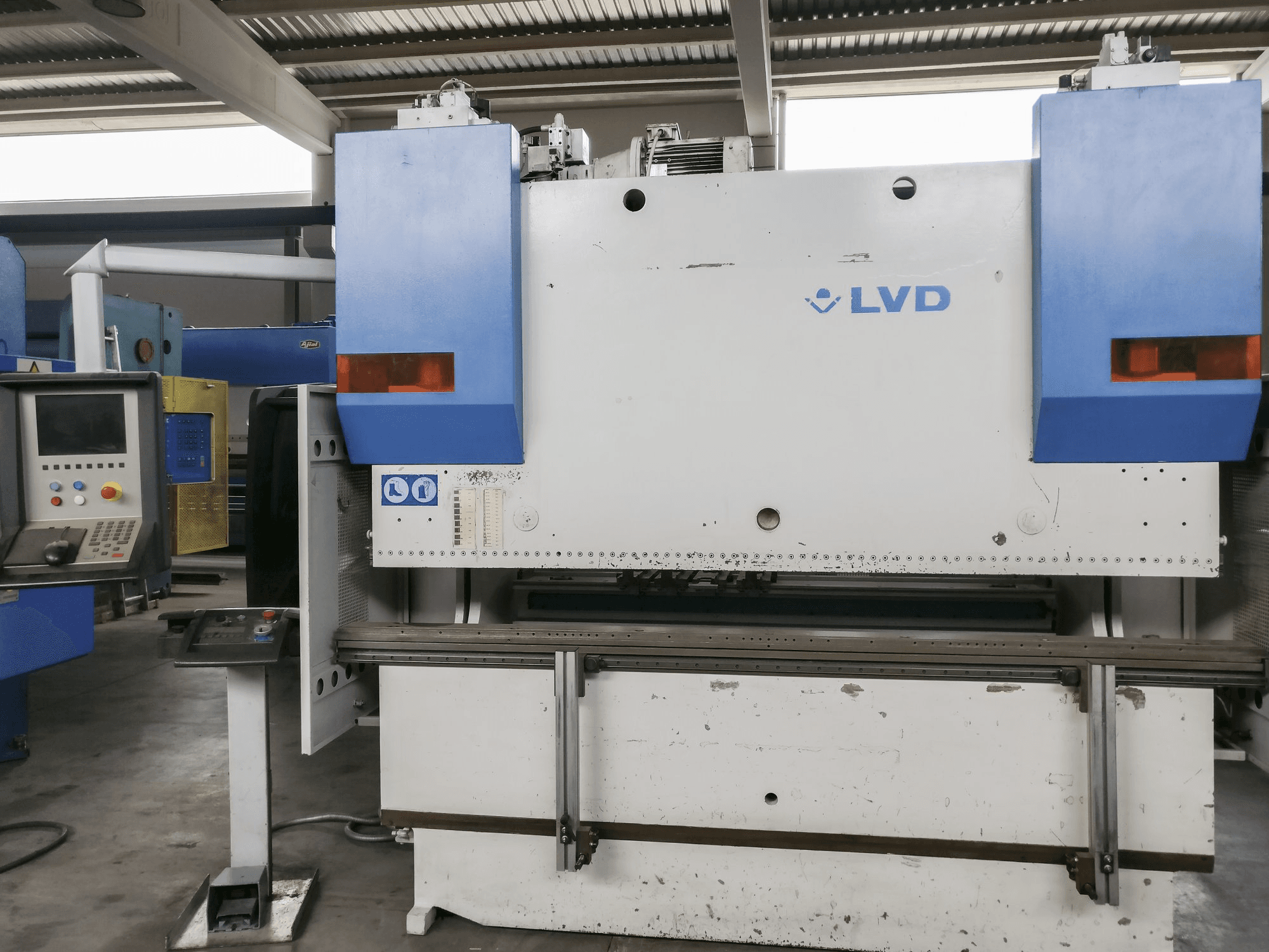 Masina LVD PPEB 80/25 CAD-CNC eestvaade