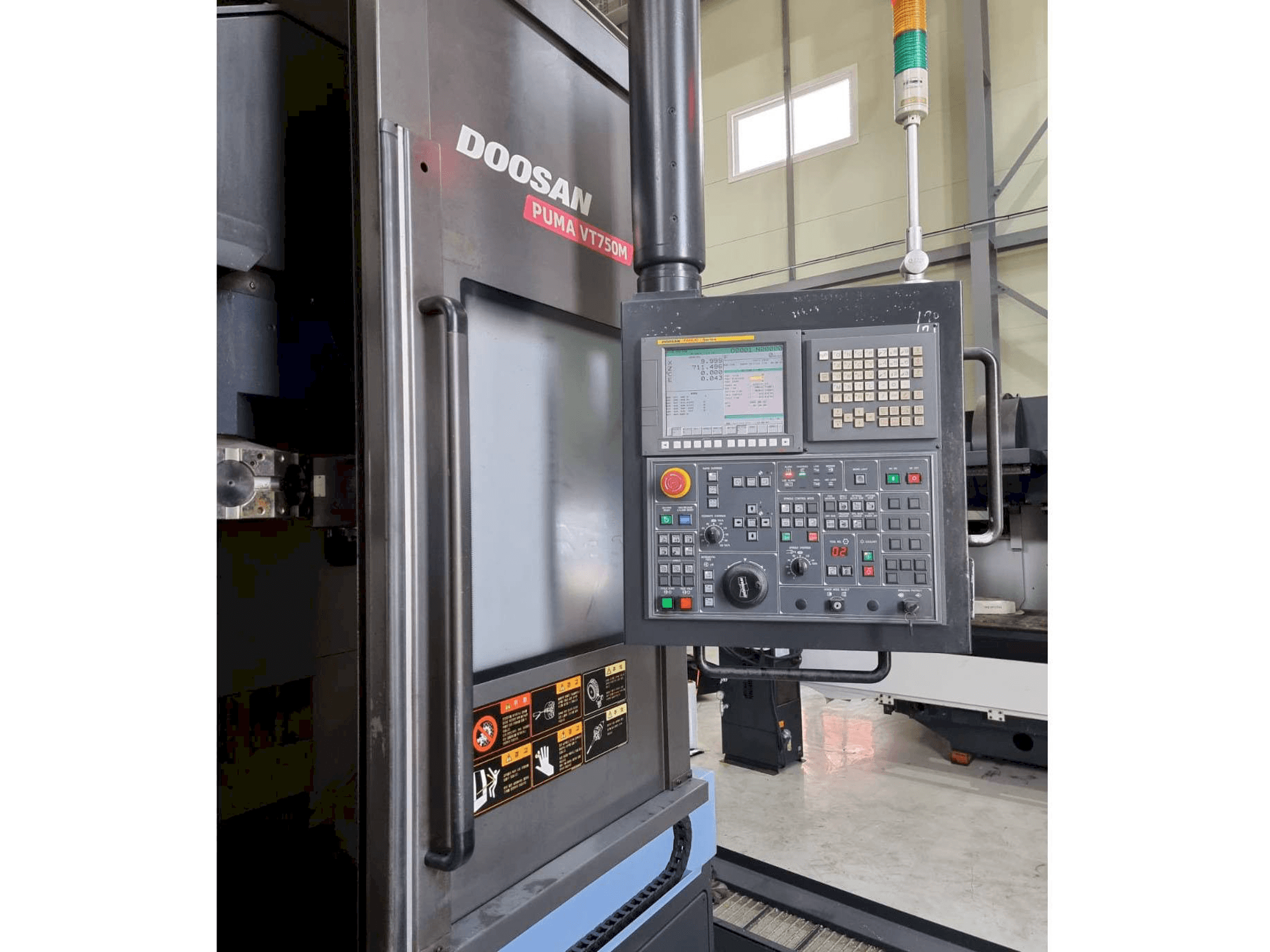 Masina Doosan Puma VT750M vasaku külje vaade