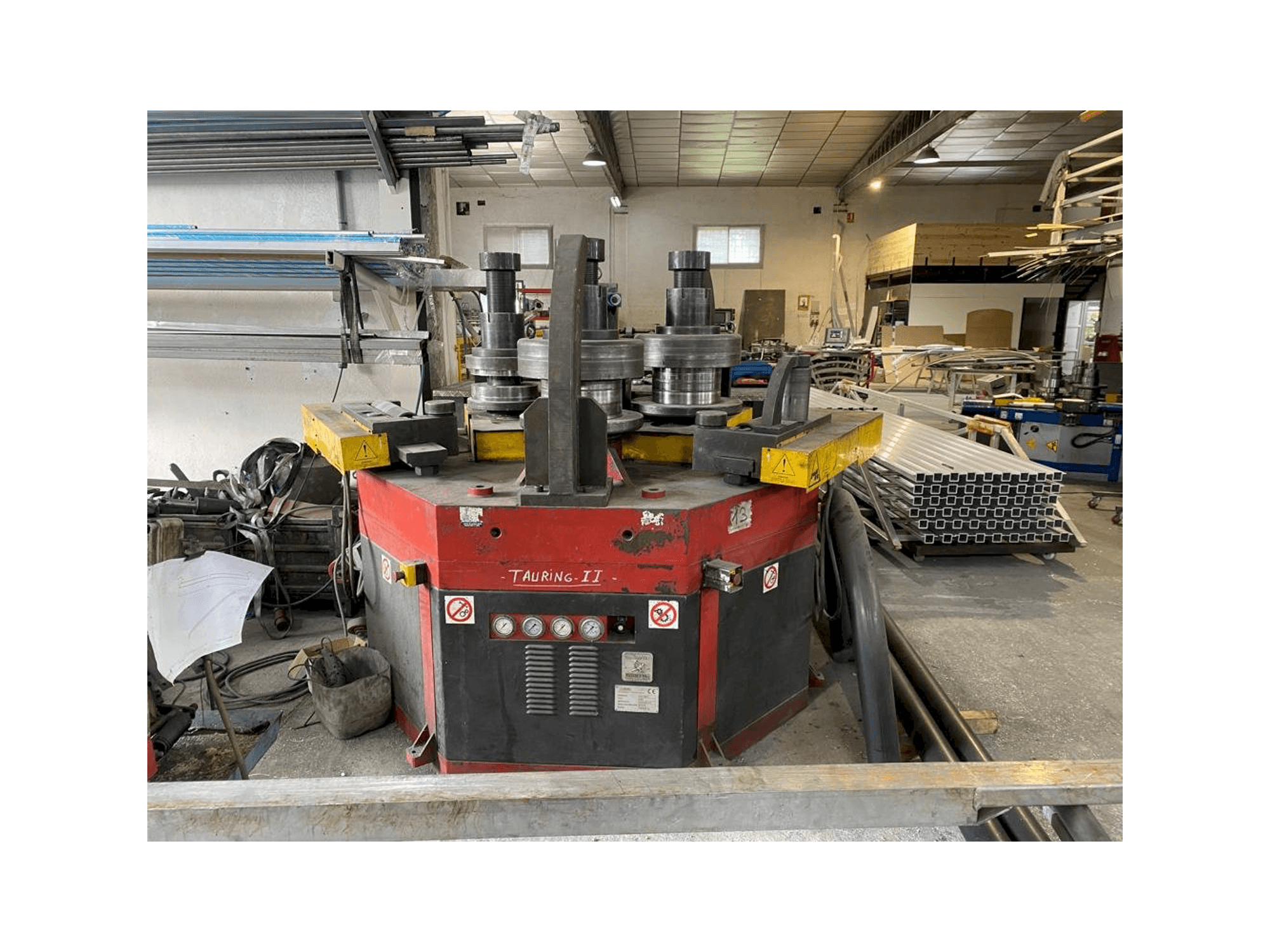 Masina Tauring Alfa 200 eestvaade