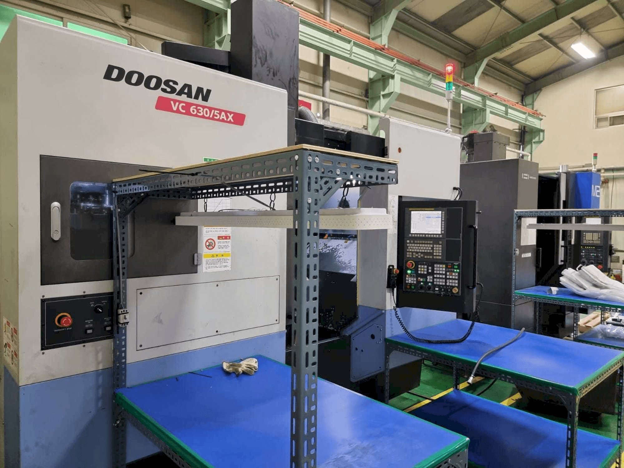 Masina Doosan VC630/5AX eestvaade
