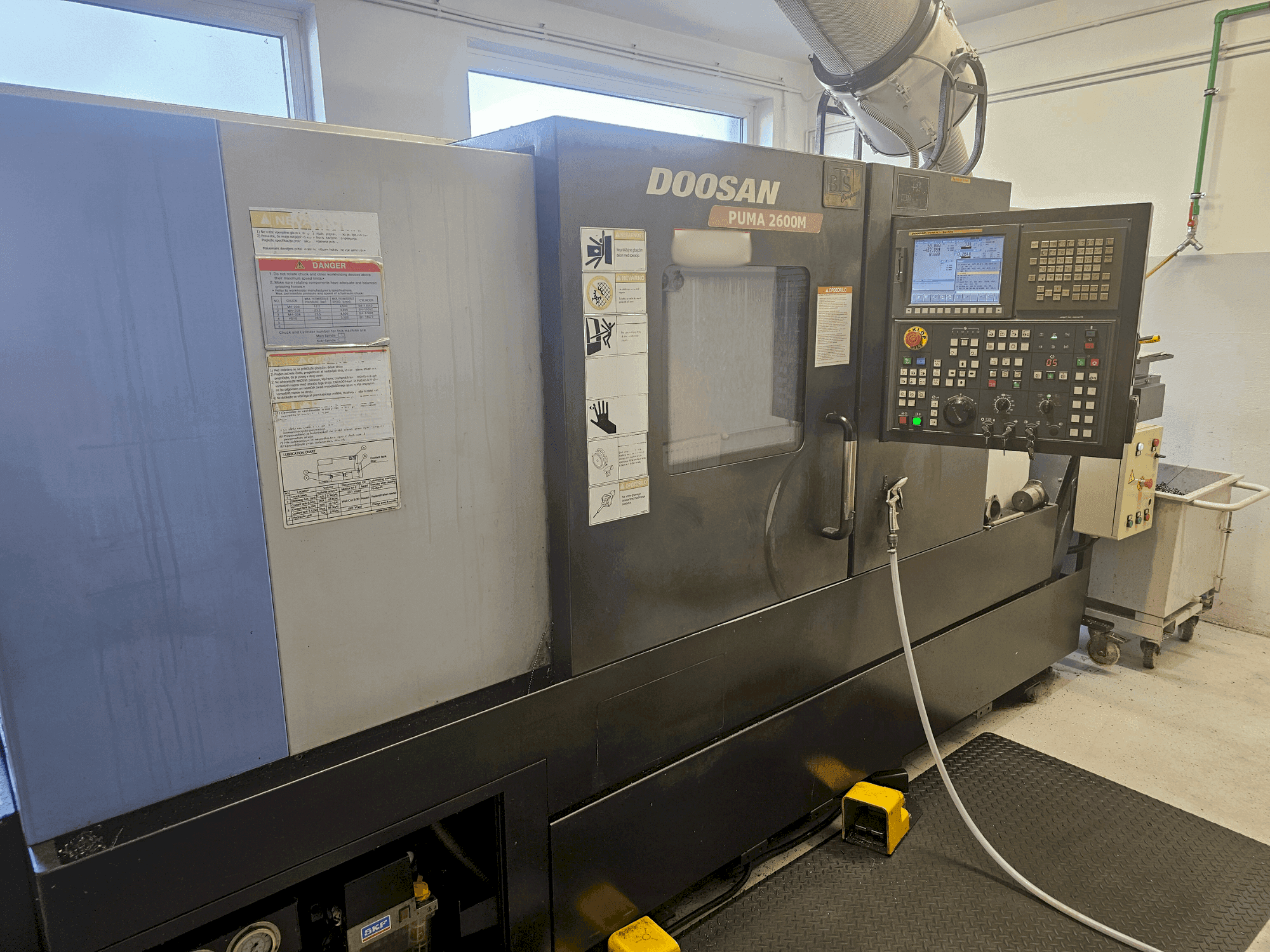 Masina DOOSAN Puma 2600M eestvaade