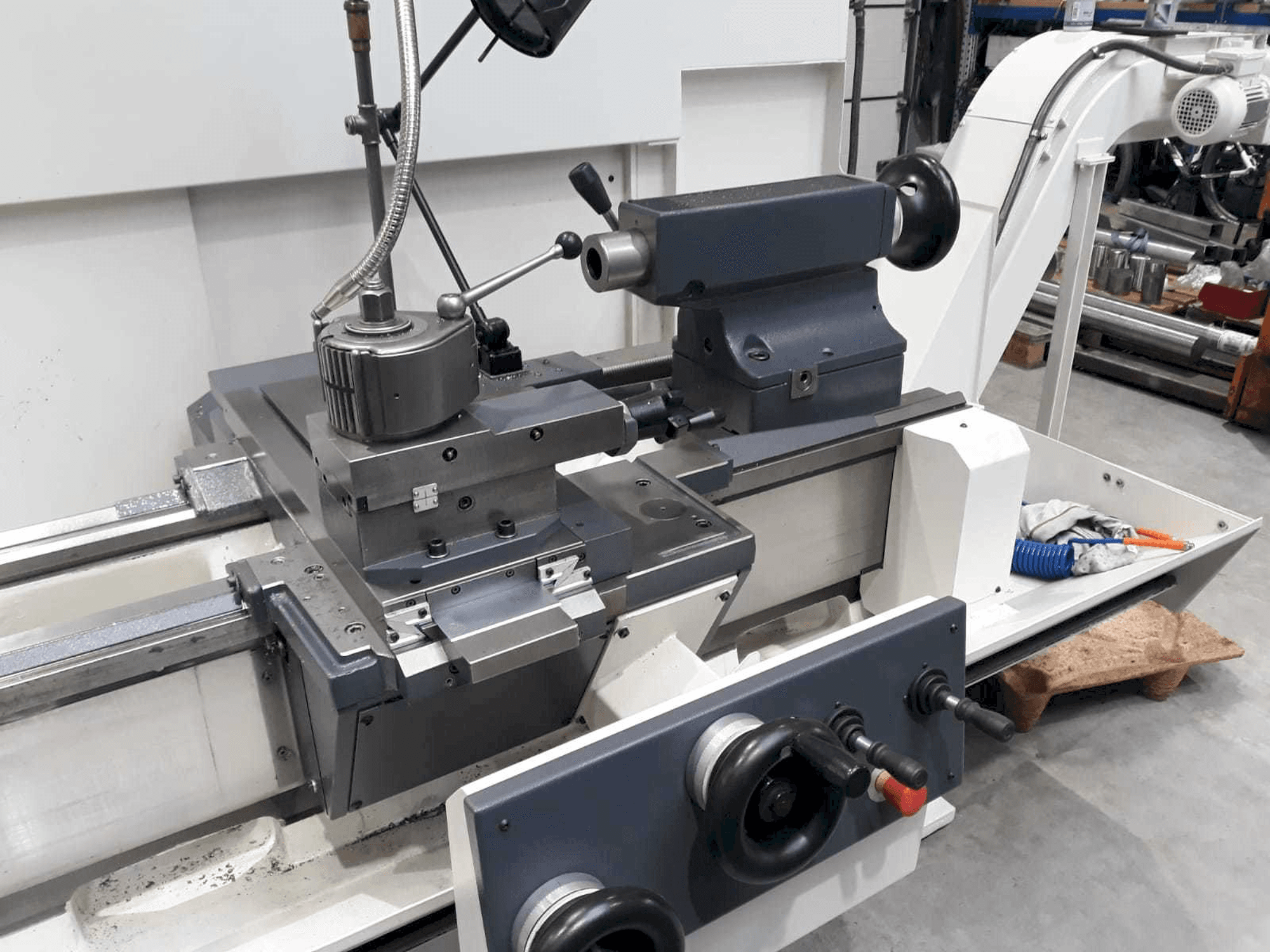 Masina BOEHRINGER DUS 560 eestvaade