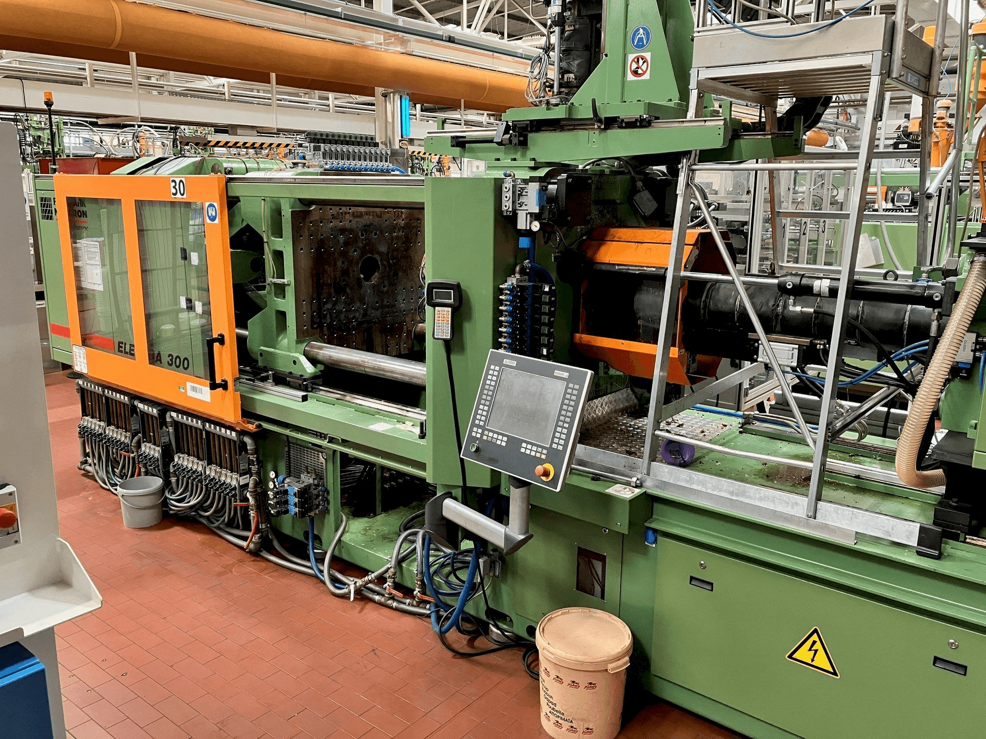 Masina FERROMATIK MILACRON Europe Elektra 300 eestvaade