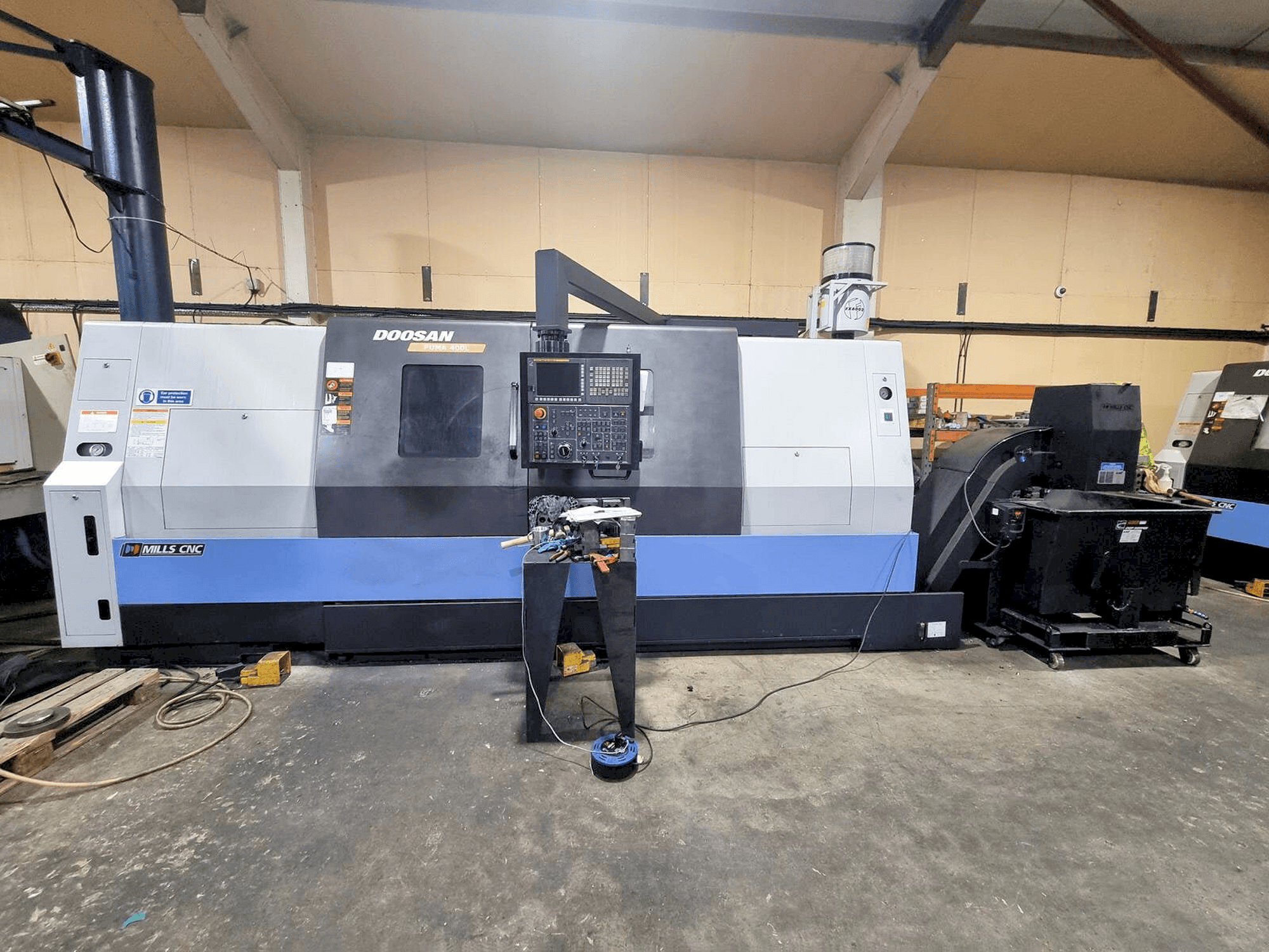 Masina DOOSAN Puma 400LB eestvaade