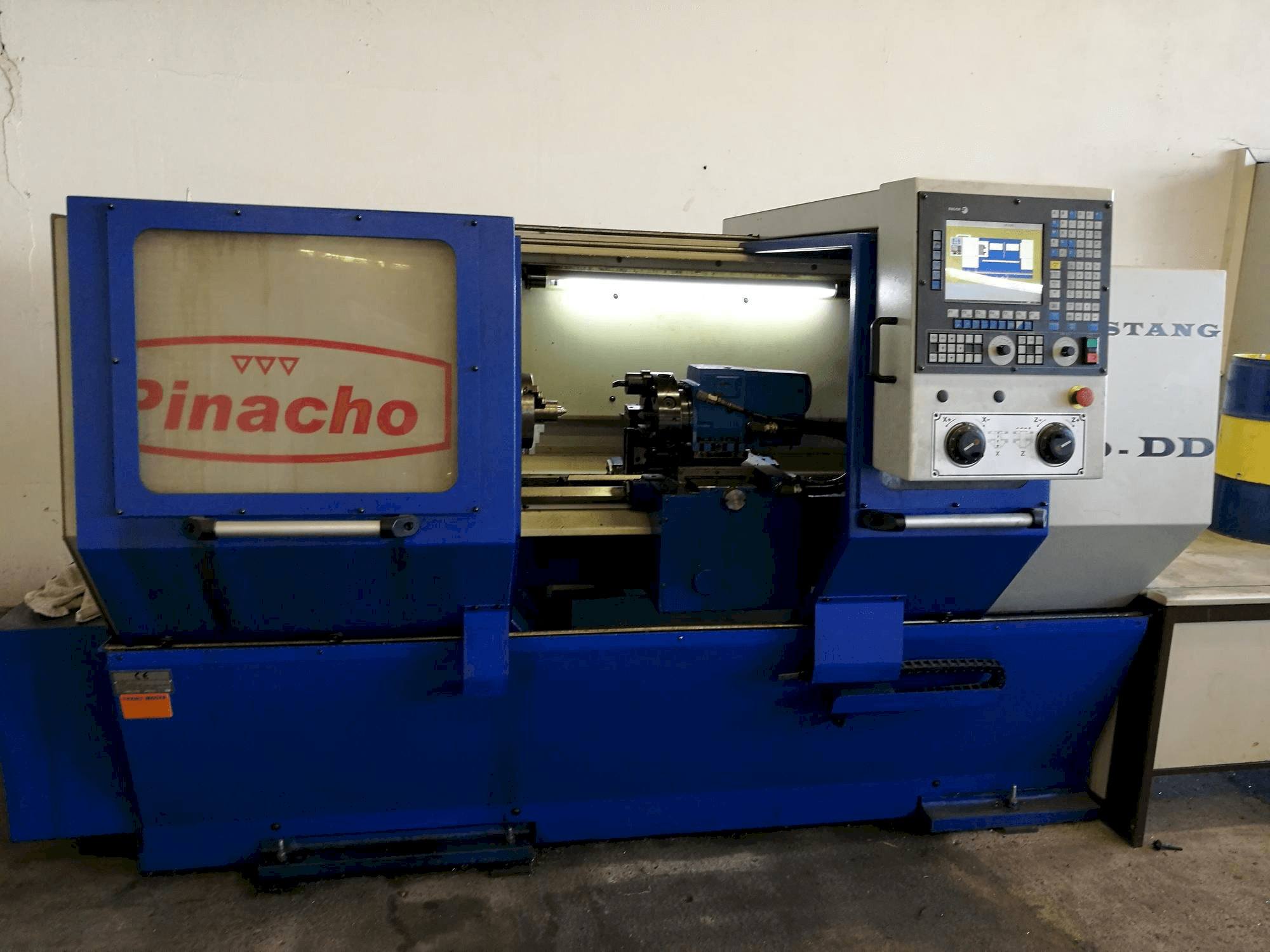 Masina Pinacho Mustang 200-DD eestvaade