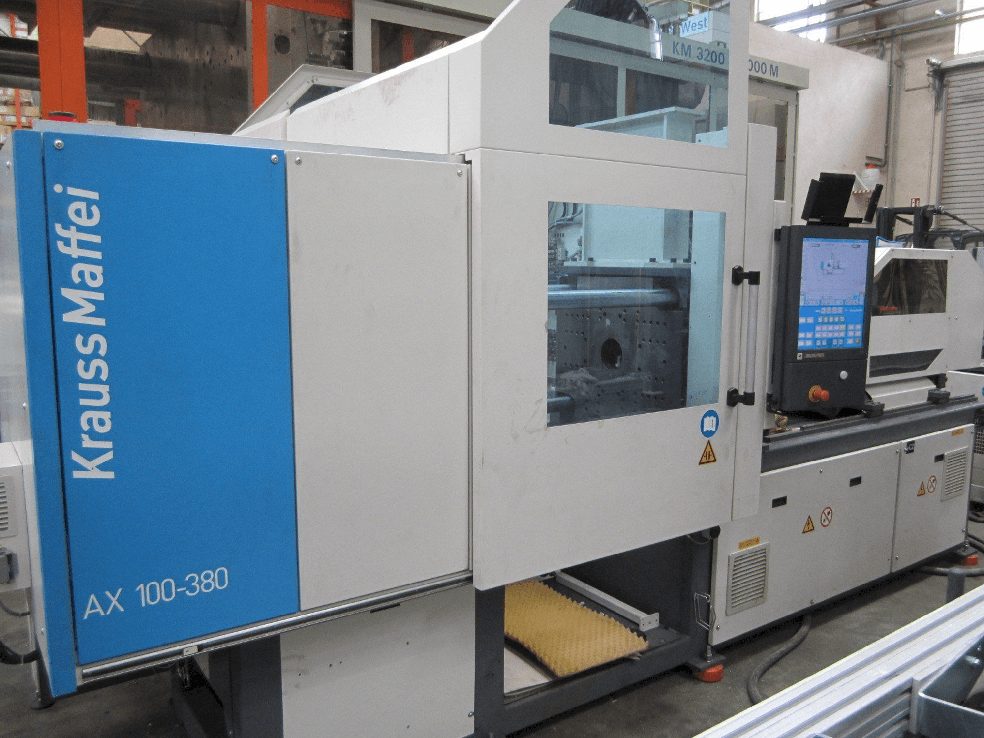 Masina Krauss Maffei 100-380 AX eestvaade