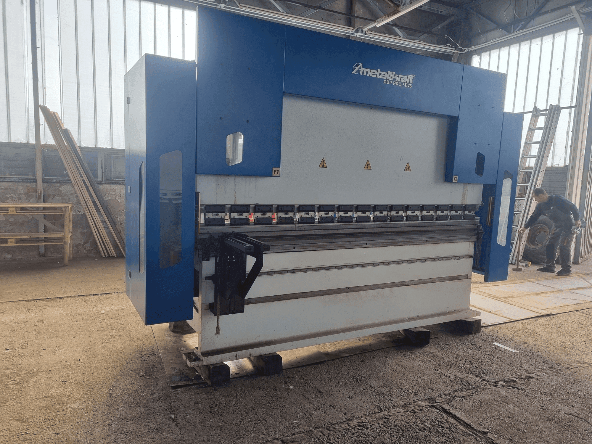 Masina Metallkraft GBP 31175 eestvaade