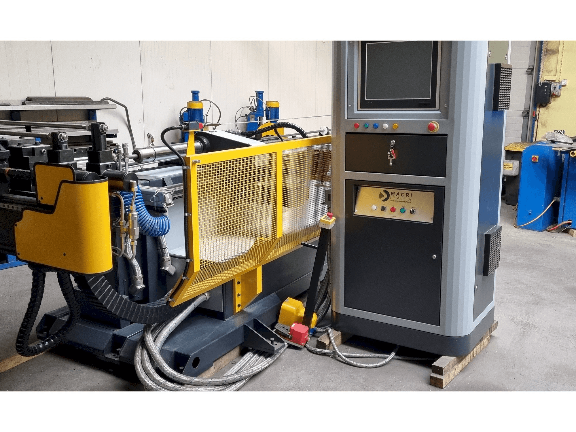 Masina MACRI ITALIA PROVAR 6-45 U-D eestvaade