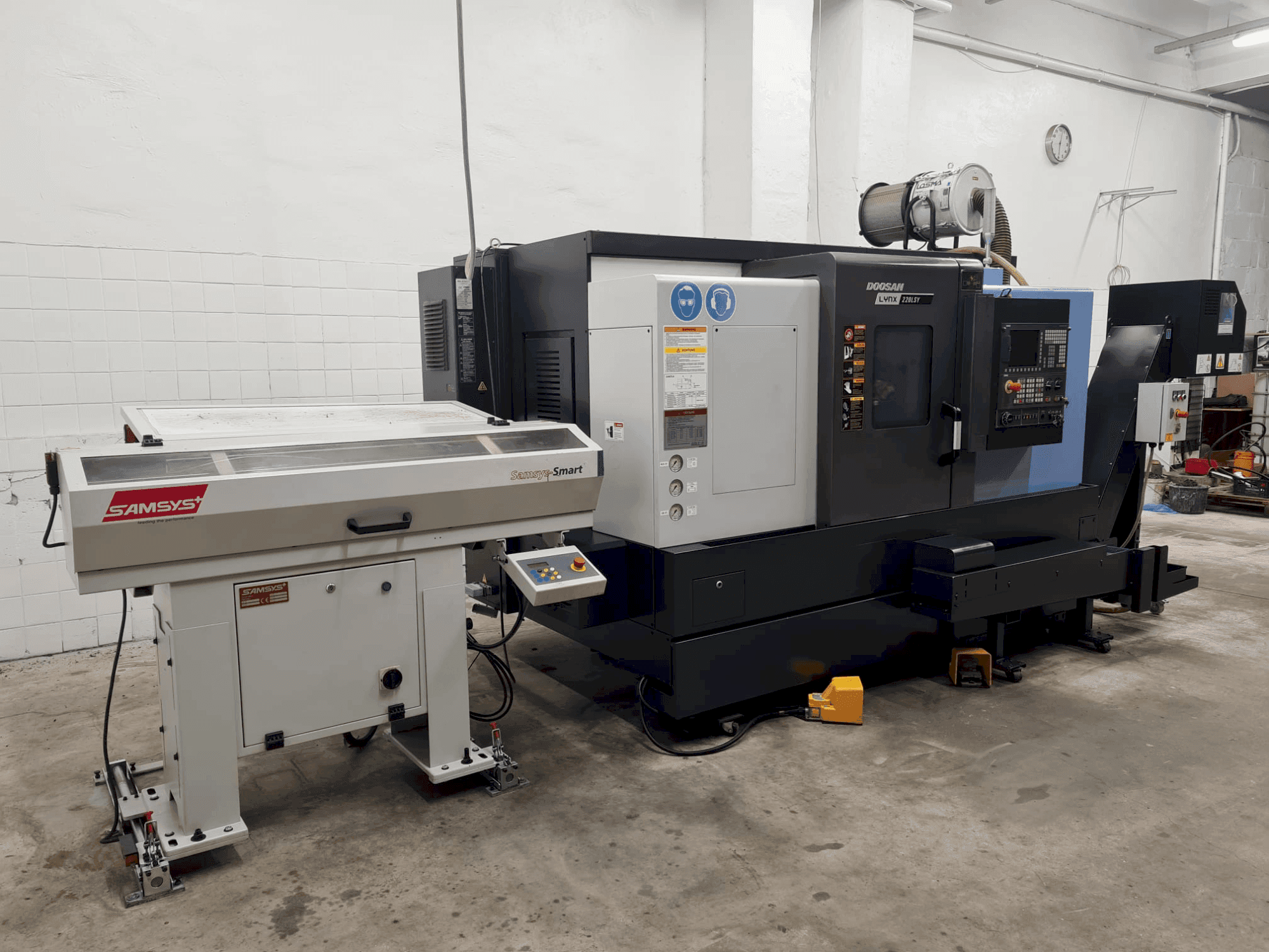 Masina DOOSAN LYNX 220 LSYC eestvaade
