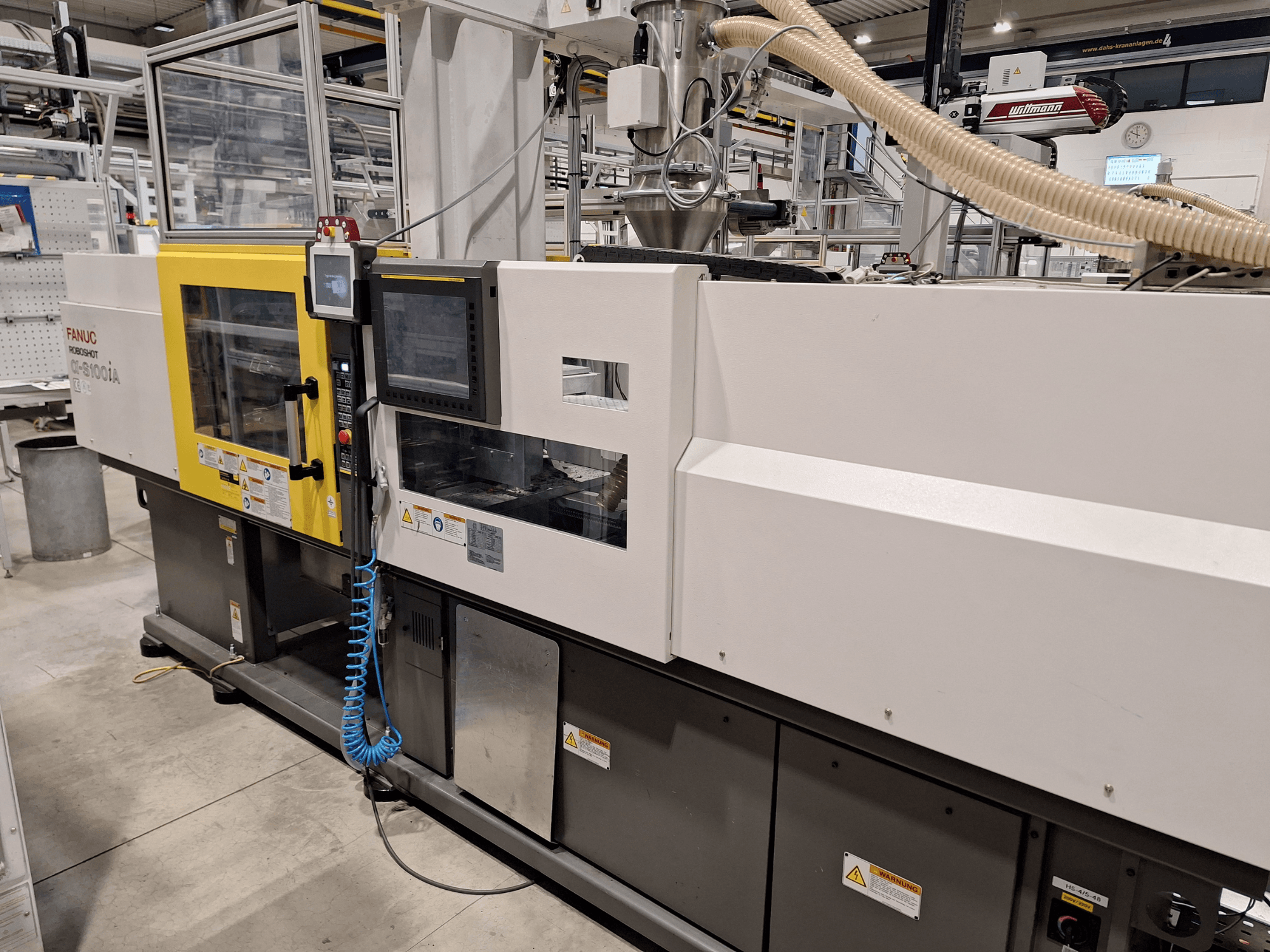 FANUC Roboshot α-S300iA survevalu masin, esivaade, kus on juhtpaneel ja nähtavad tööstuslikud komponendid.