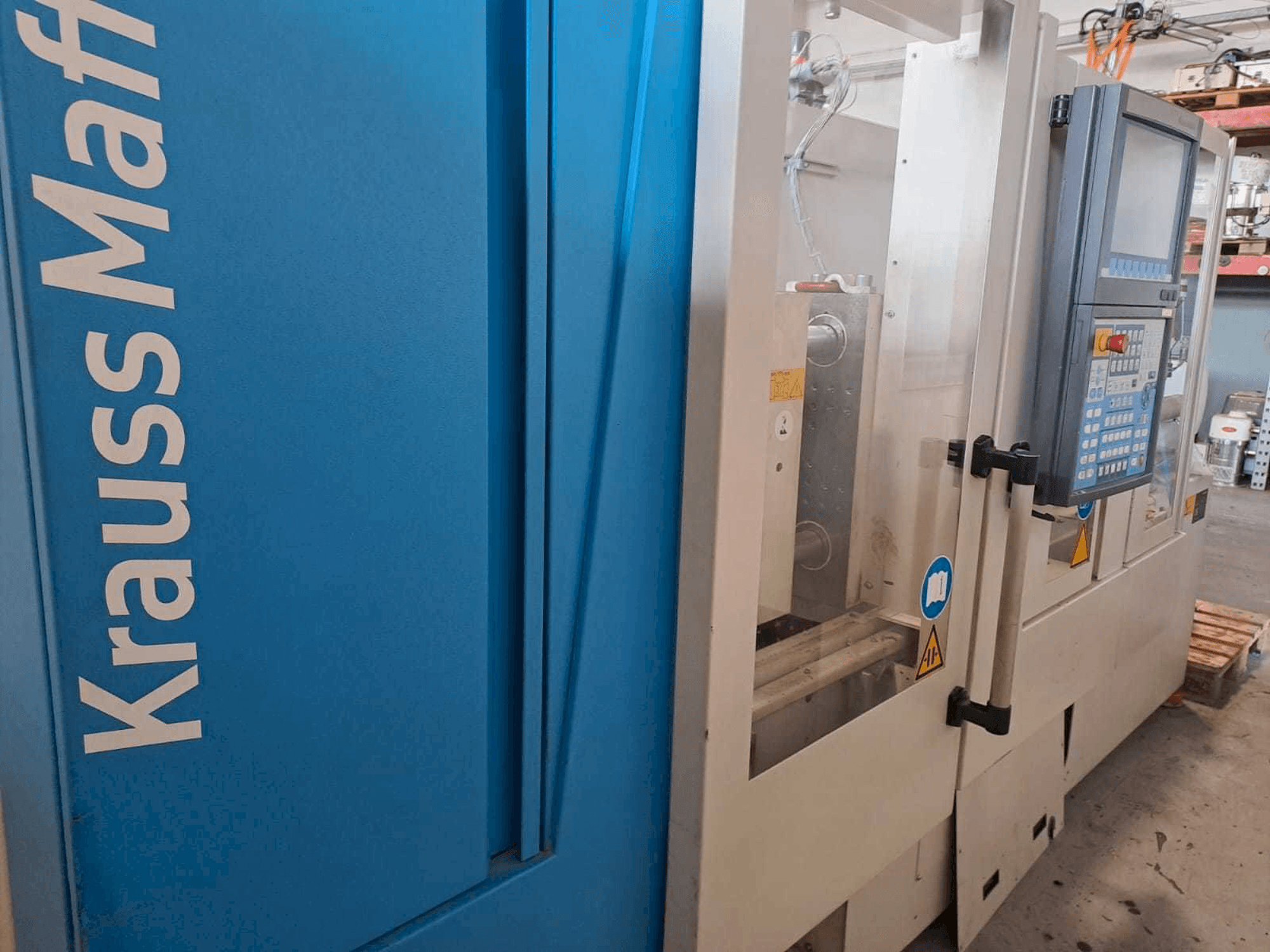 Masina Krauss Maffei 35-180CX eestvaade