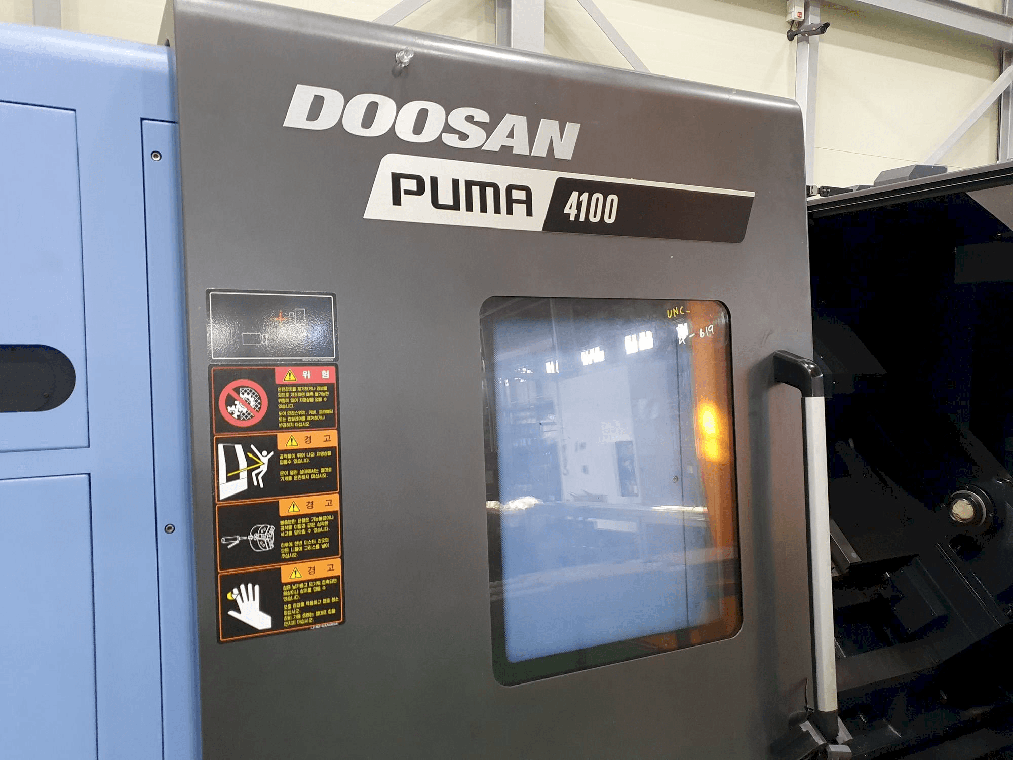 Masina Doosan PUMA 4100B eestvaade