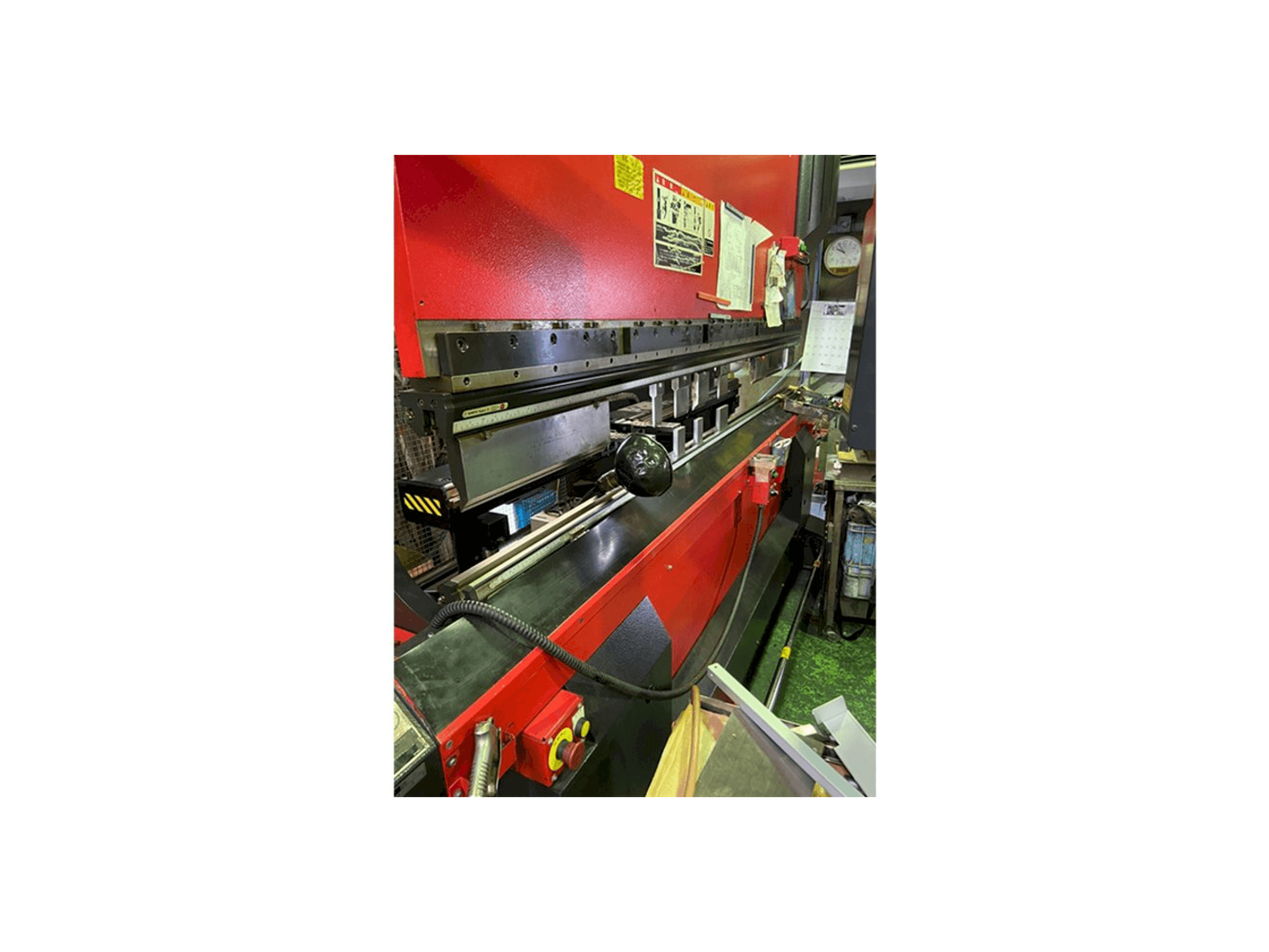 Masina AMADA HDS 8025 NT vasaku külje vaade